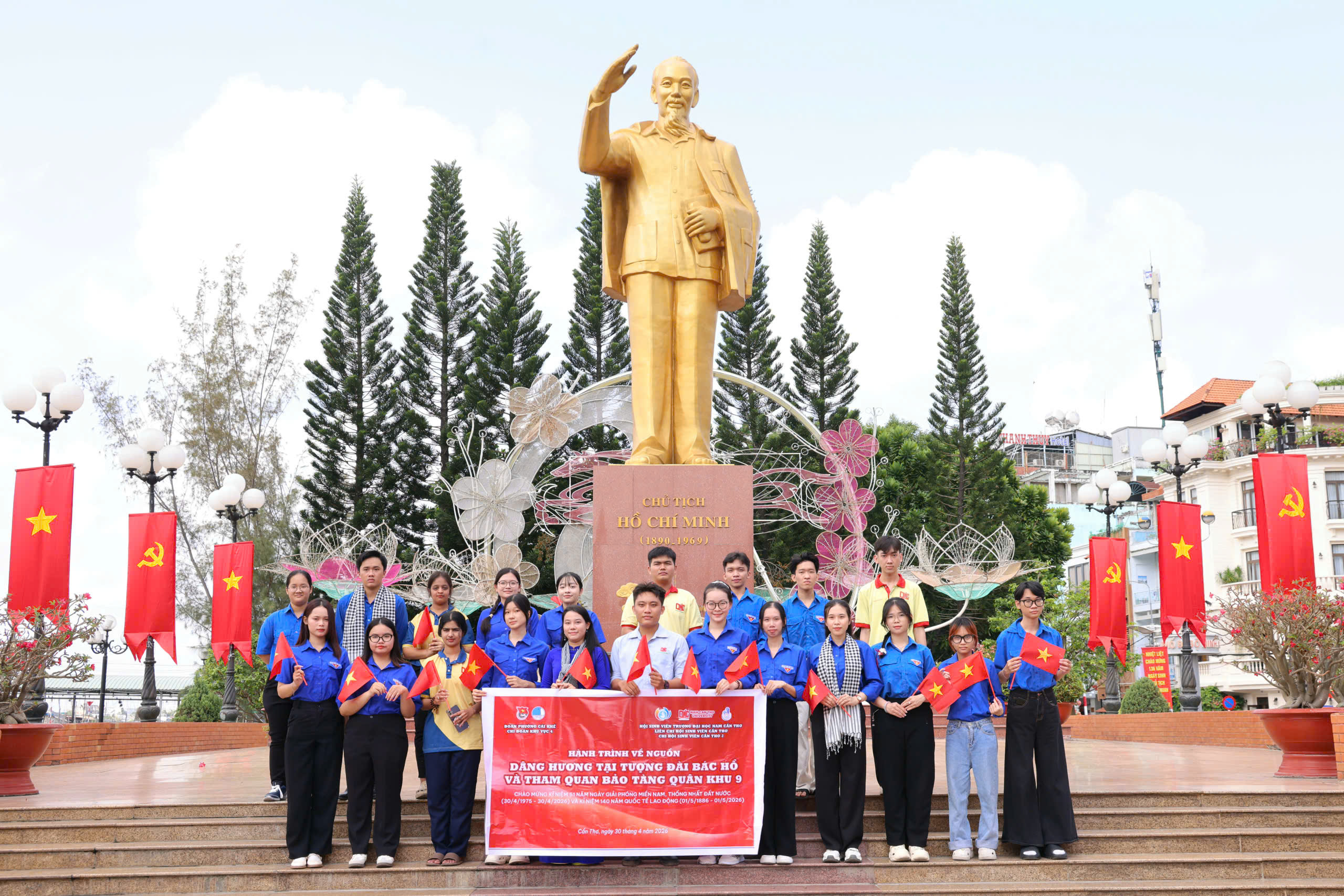 Chi đoàn Khu vực 4, Phường Cái Khế phối hợp cùng CHSV Cần Thơ 2 - Trường ĐH Nam Cần Thơ tổ chức hoạt động về nguồn 'Dâng hương tại tượng đài Bác Hồ.