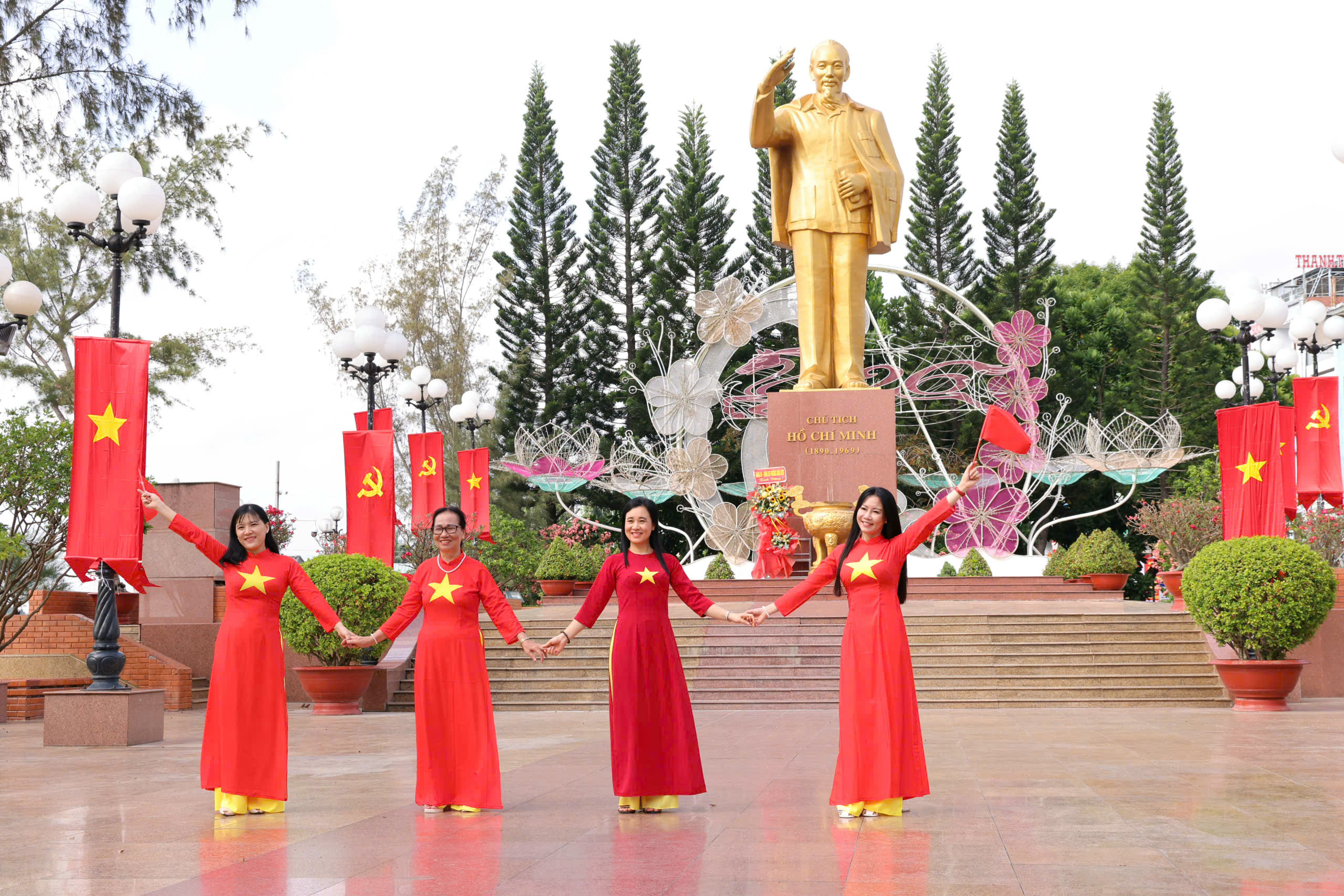 Người dân và du khách đến Tượng đài Bác Hồ để lưu lại hình ảnh đẹp trong ngày vui chung của đất nước.