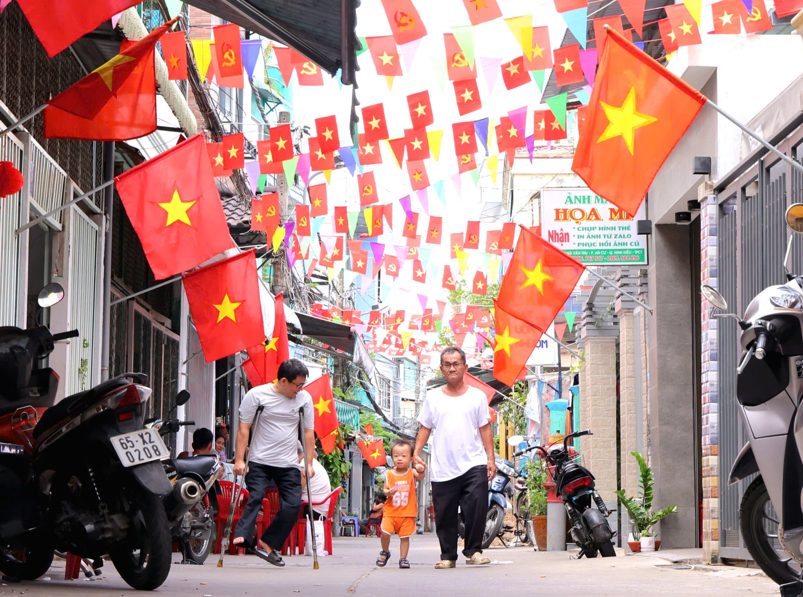 Nhân dân hẻm 137, phường Ninh Kiều, TP. Cần Thơ trang trí rợp sắc cờ đỏ.