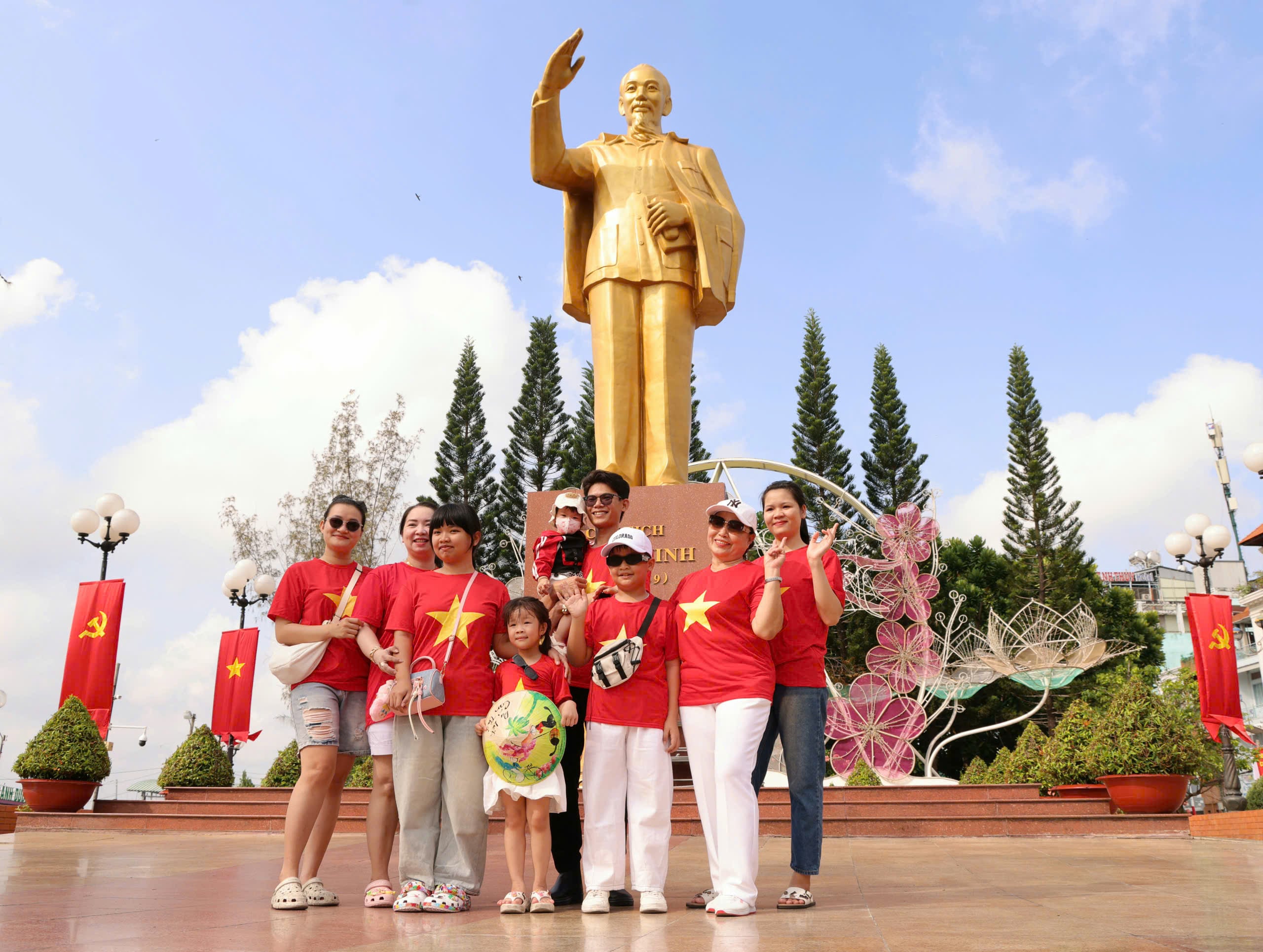 Gia đình các thế hệ cùng nhau lưu lại khoãnh khắc đẹp.