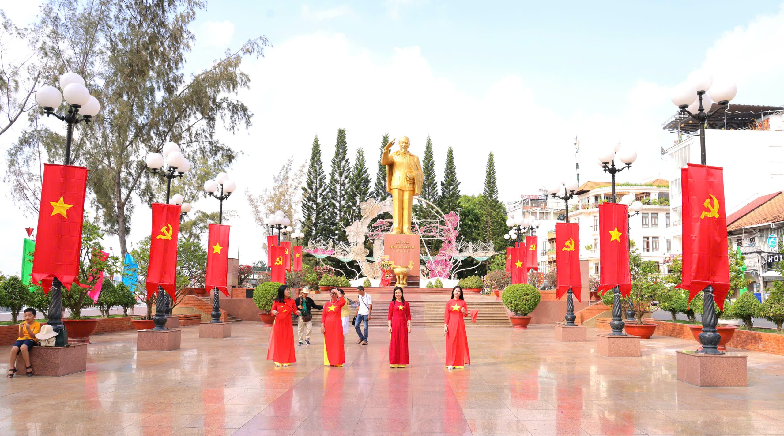 Khu vực tượng đài Bác Hồ, Bến Ninh Kiều được trang trí cờ rực rỡ.