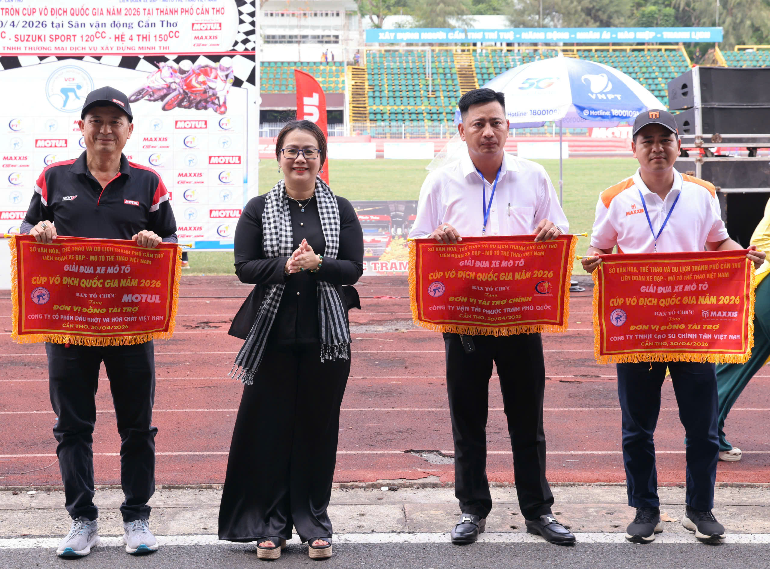 Bà Nguyễn Thị Thùy Linh - Thành ủy viên, Phó Chủ tịch Ủy ban MTTQ Việt Nam TP, Chủ tịch Hội Liên hiệp Phụ nữ TP. Cần Thơ trao cờ lưu niệm cho các đơn vị tài trợ.