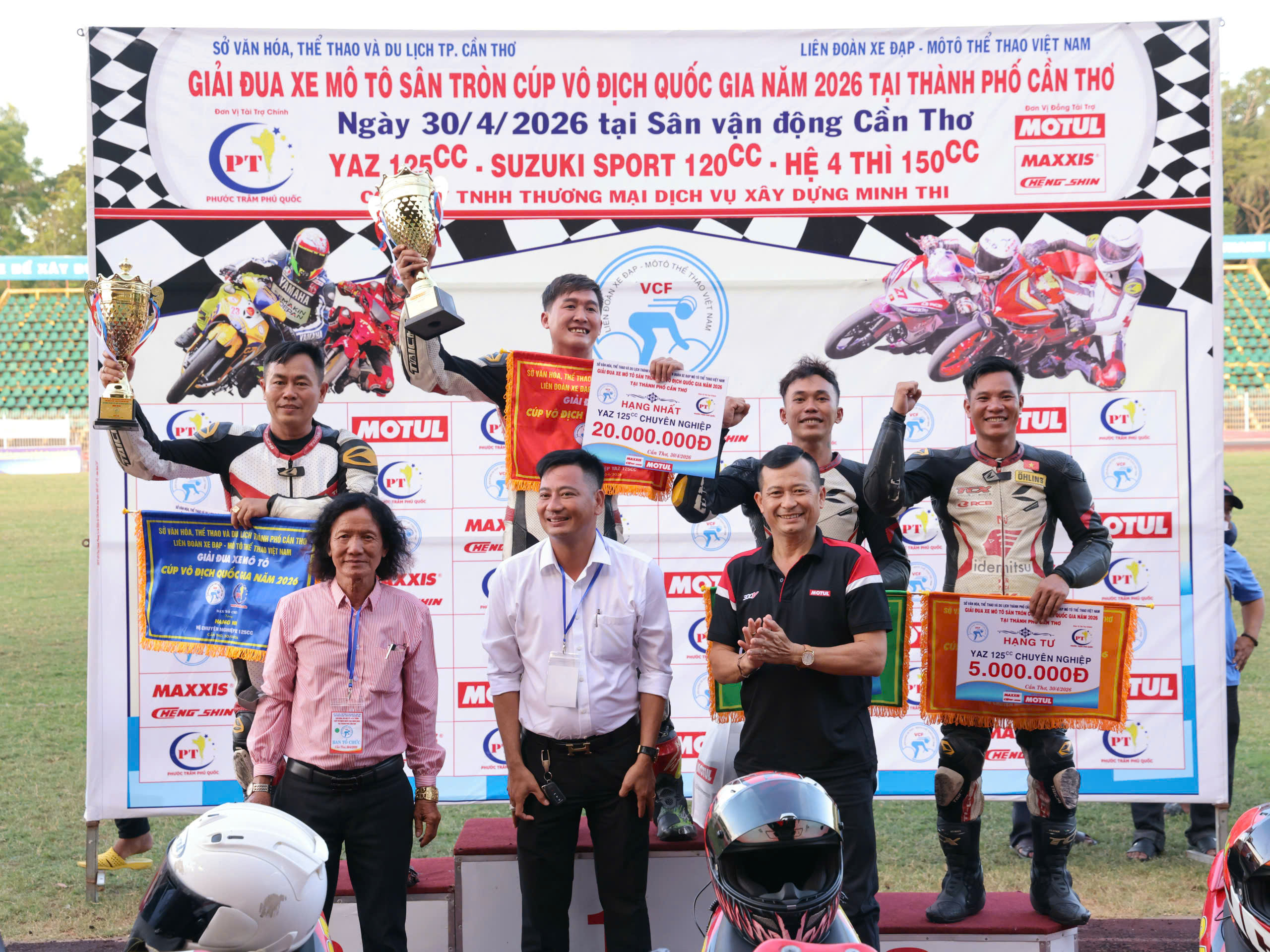 Ban tổ chức trao giải cho nội dung Yaz 125cc.
