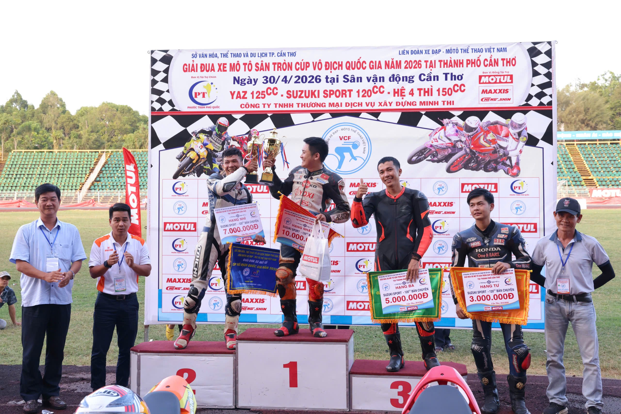 Ban tổ chức trao giải cho nội dung Suzuki Sport 120cc.