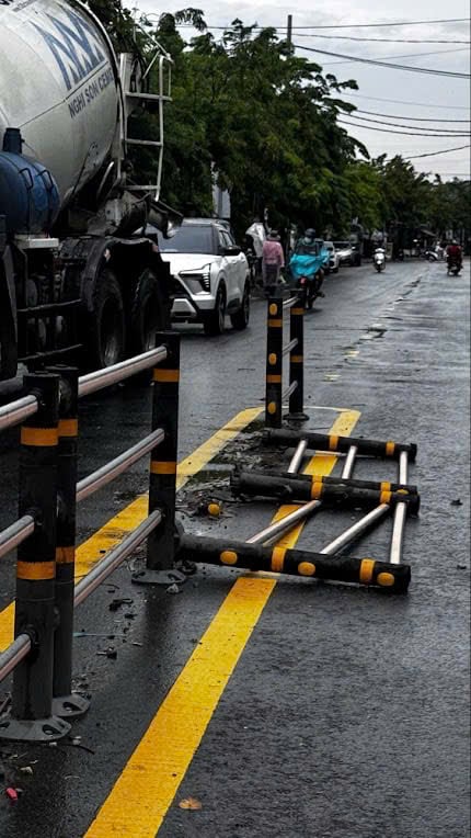 Đã nhiều tháng trôi qua dải phân cách gãy đổ vẫn chưa được di dời, ép các phương tiện xe máy phải đi sát xe tải lớn, xe bồn khi qua đoạn đường này.