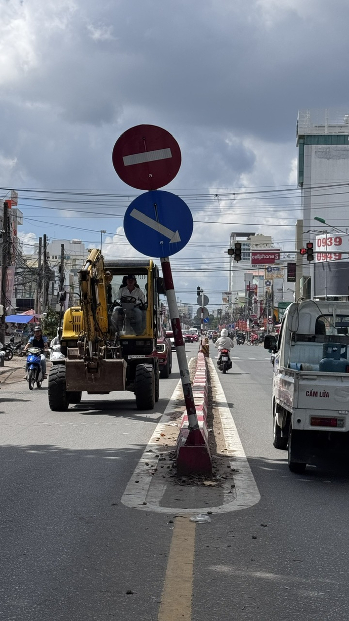 Trụ biển báo giao thông tại giao lộ Cách Mạng Tháng Tám - Nguyễn Văn Cừ bị bong tróc phần móng, nghiêng hẳn ra đường chực chờ đổ ập xuống người qua đường.