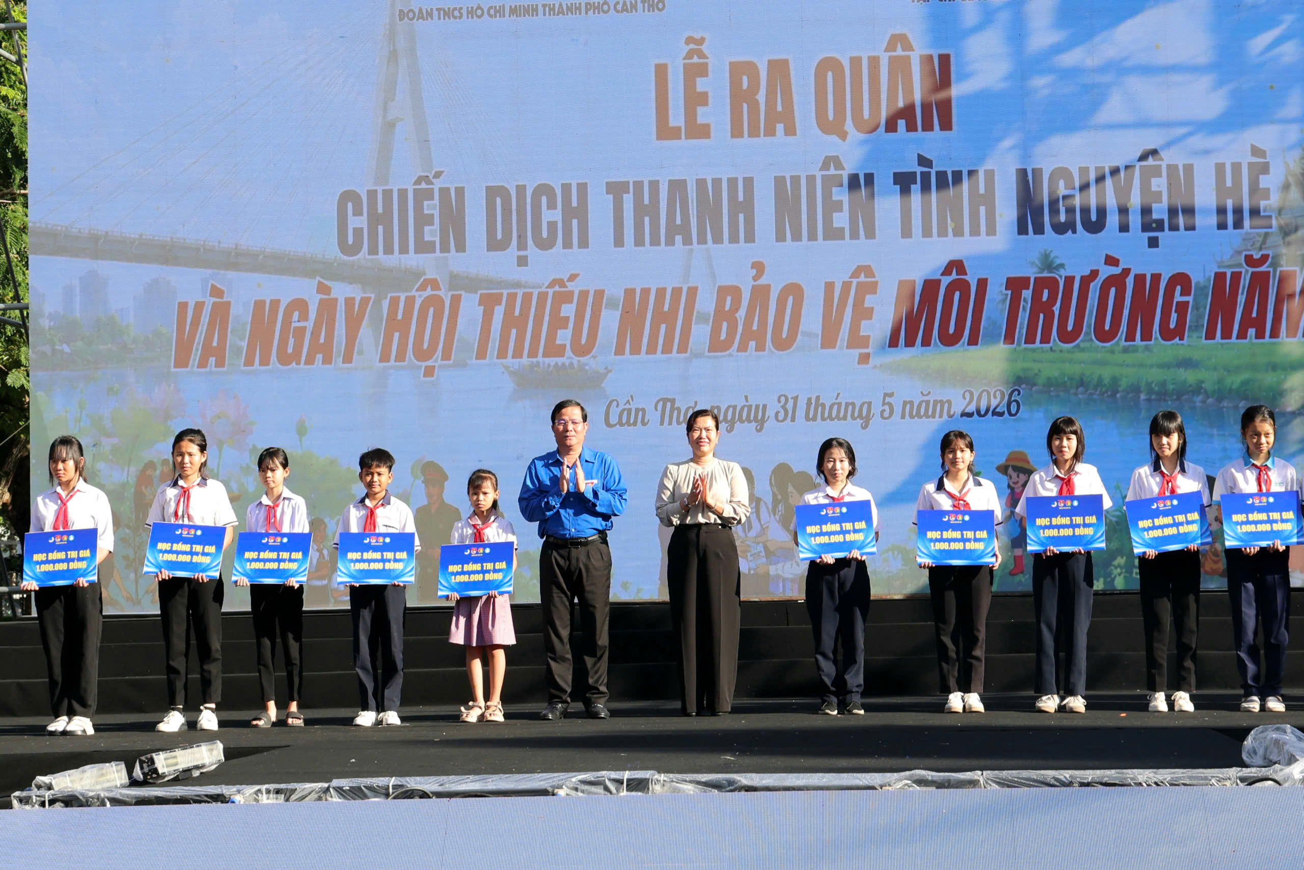 Ông Trần Văn Huyến - Phó Bí thư Thành ủy Cần Thơ và bà Nguyễn Thị Ngọc Điệp - Thành ủy viên, Phó Chủ tịch Ủy ban nhân dân TP. Cần Thơ trao tặng học bổng cho các em học sinh có hoàn cảnh khó khăn.