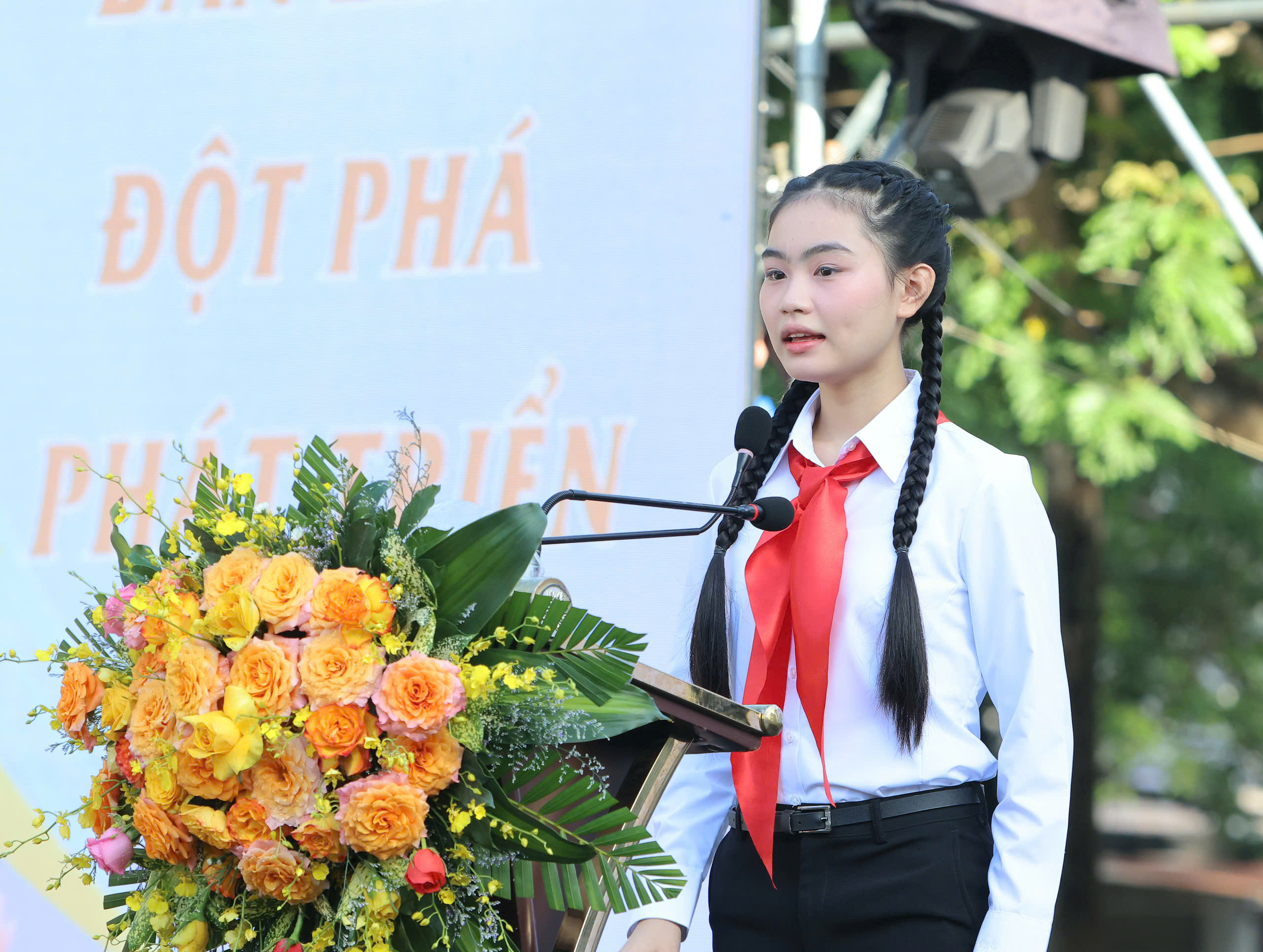 Em Lê Ngọc Bảo Tiên - học sinh Trường THCS Chu Văn An, phường Ninh Kiều thay mặt thiếu nhi thành phố phát biểu.