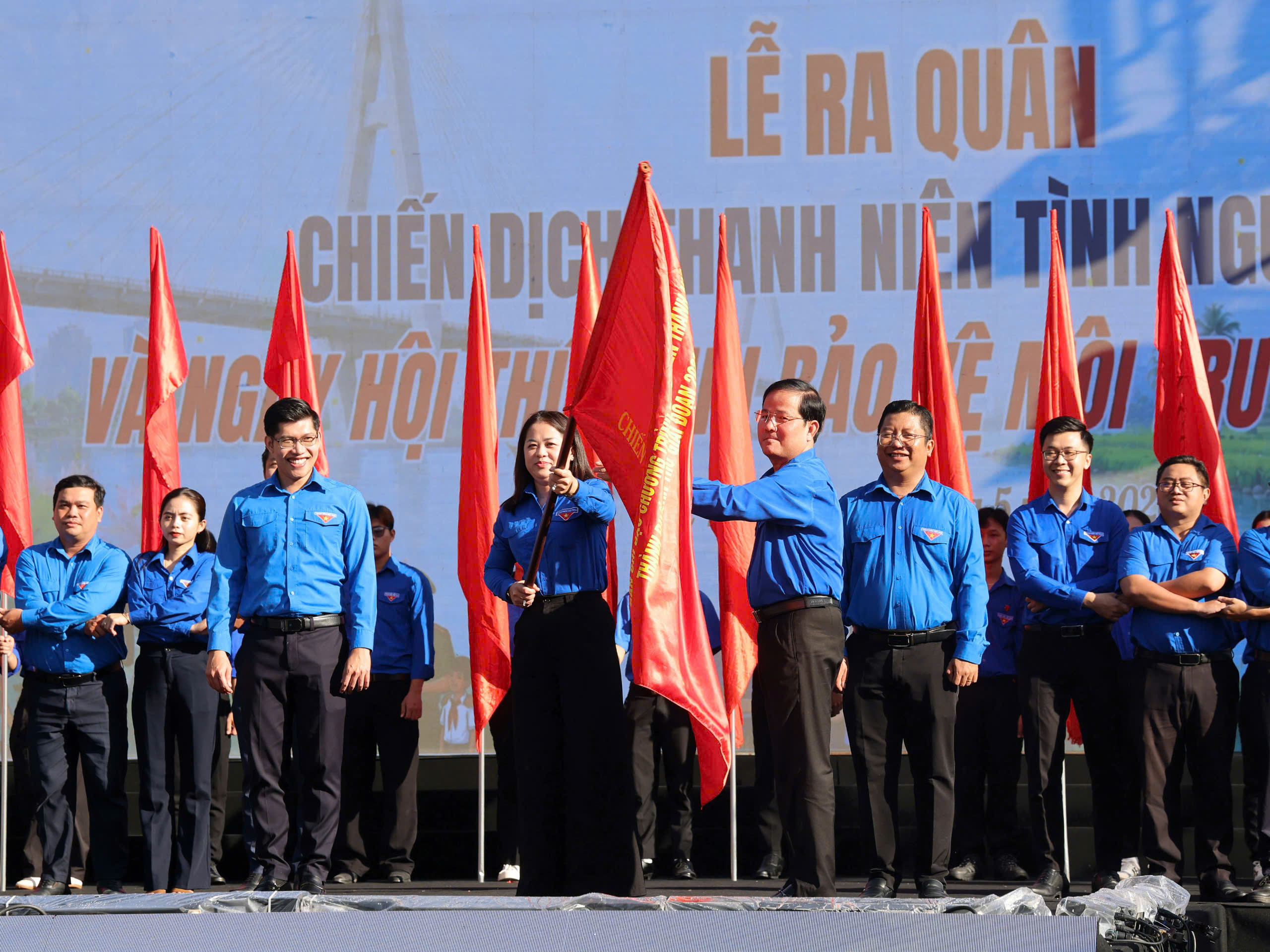 Ông Trần Văn Huyến - Phó Bí thư Thành uỷ Cần Thơ trao cờ lệnh cho chị Lư Thị Ngọc Anh - Thành ủy viên, Bí thư Thành đoàn đại diện tuổi trẻ thành phố.