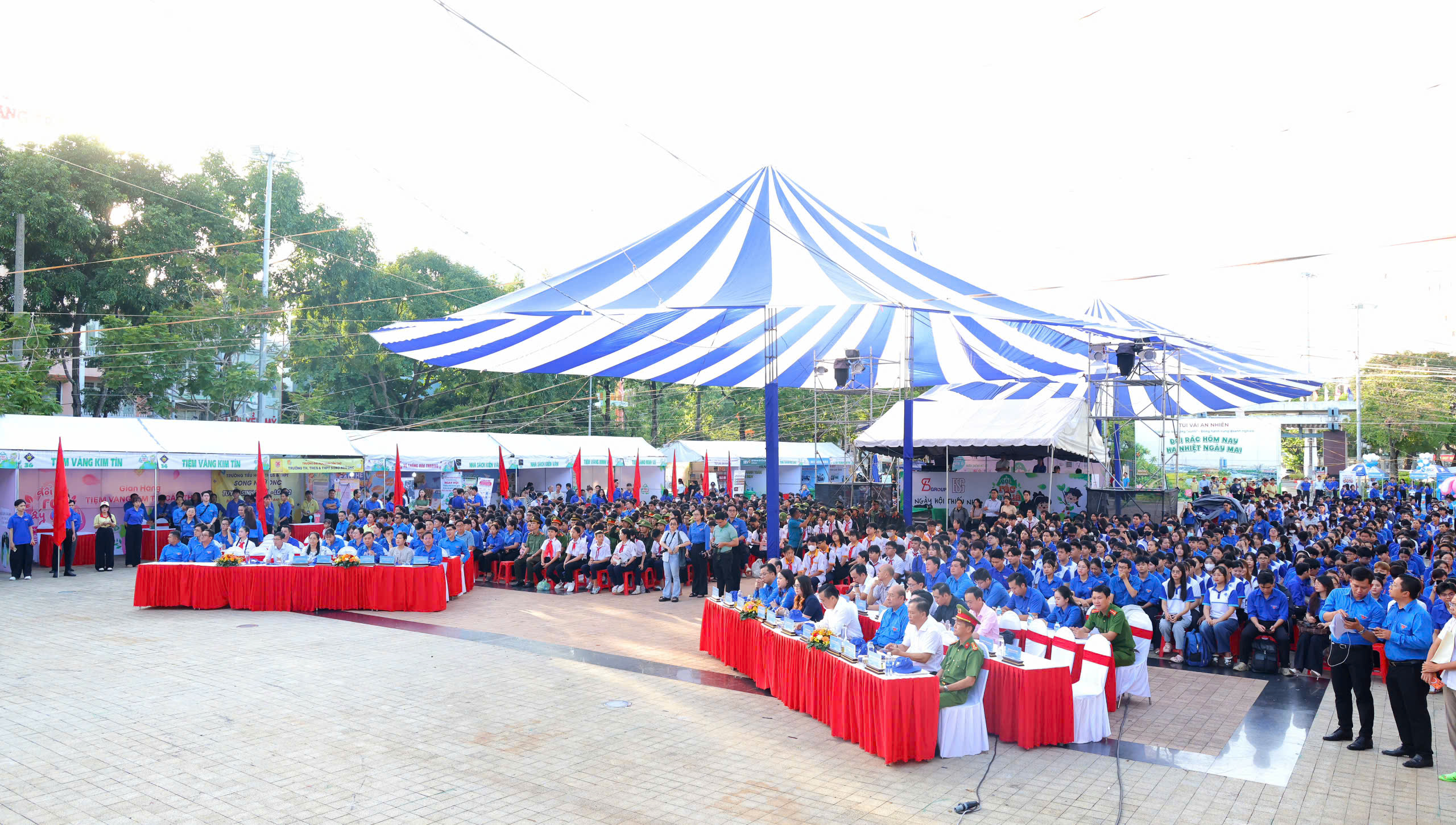 Toàn cảnh Lễ ra quân Chiến dịch Thanh niên tình nguyện hè và Ngày hội Thiếu nhi tham gia bảo vệ môi trường năm 2026.