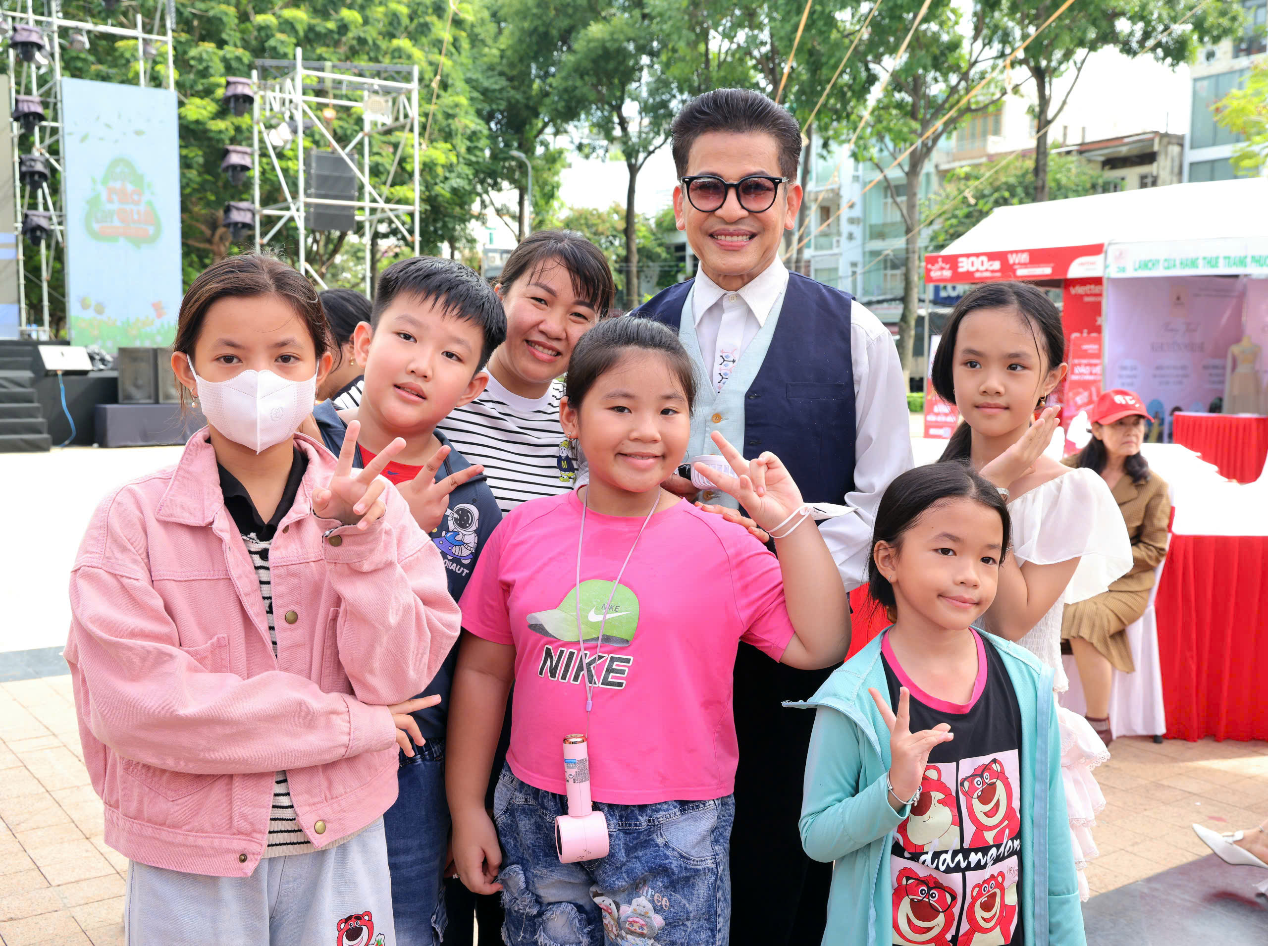 Nghệ sĩ Thanh Bạch giao lưu cùng các em thiếu nhi.