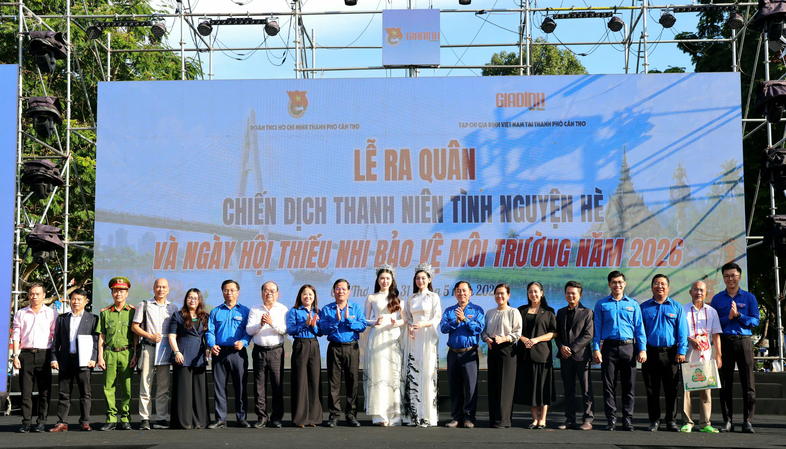 Các đại biểu chụp hình lưu niệm tại buổi lễ.