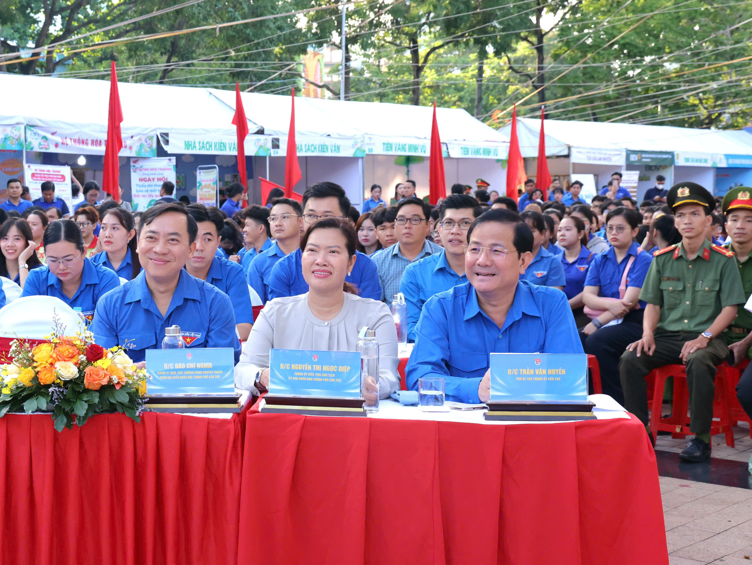 Ông Trần Văn Huyến - Phó Bí thư Thành ủy Cần Thơ; bà Nguyễn Thị Ngọc Điệp - Thành ủy viên, Phó Chủ tịch Ủy ban nhân dân TP. Cần Thơ; ông Đào Chí Nghĩa - Thành ủy viên, Phó Trưởng đoàn chuyên trách Đoàn Đại biểu Quốc hội TP. Cần Thơ tham dự chương trình.