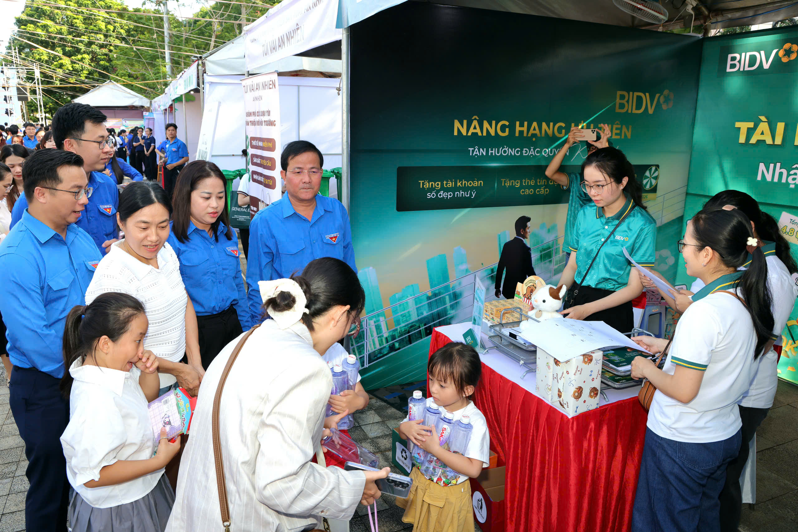Các đại biểu tham quan các hoạt động.