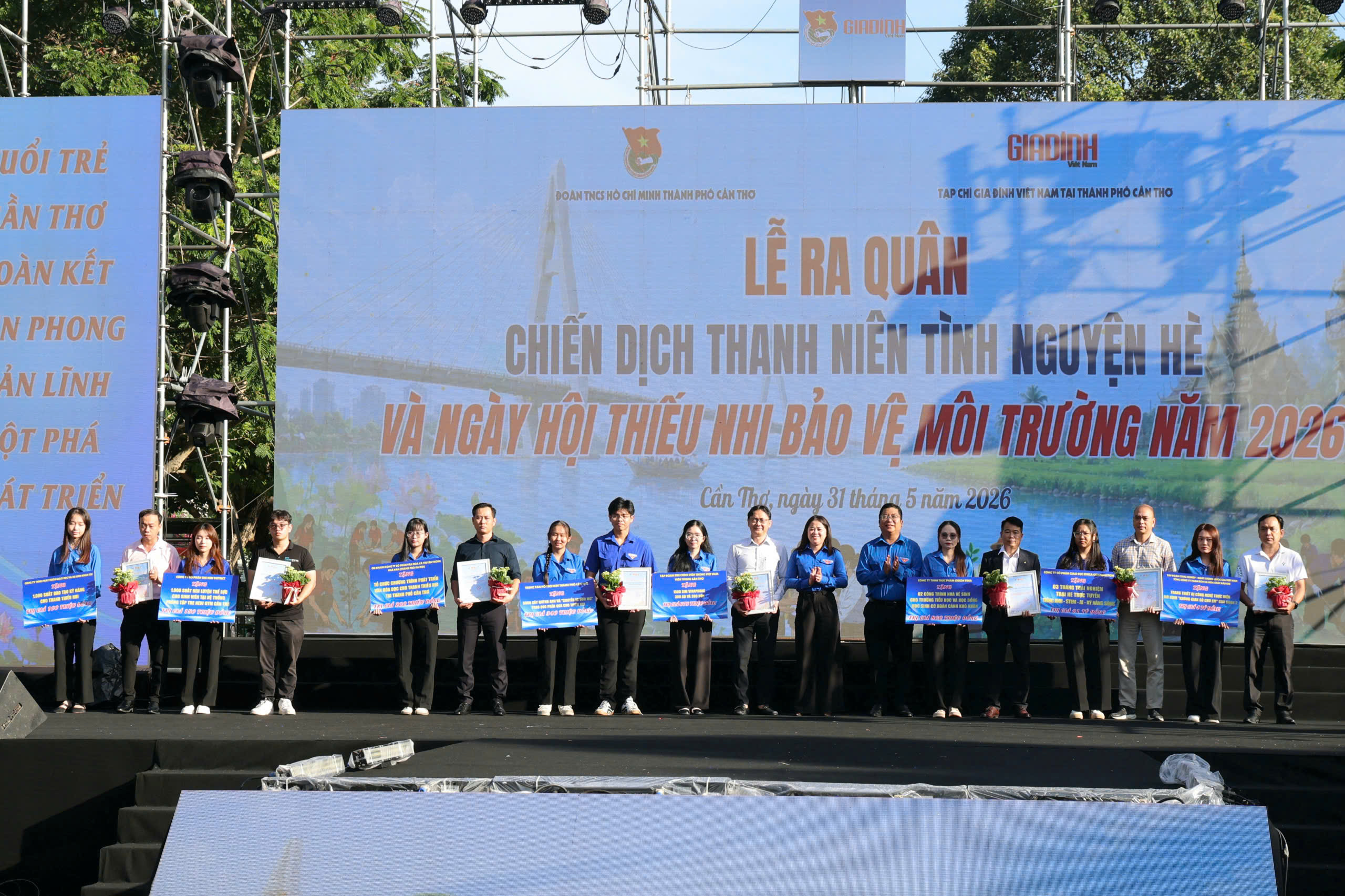 Chị Lư Thị Ngọc Anh - Ủy viên Ban Thường vụ Trung ương Đoàn, Thành ủy viên, Bí thư Thành đoàn và anh Trần Việt Tuấn - Phó Bí thư Thành đoàn Cần Thơ nhận các bảng tượng trưng; trao tặng thư cảm ơn và hoa đến các đơn vị đồng hành.