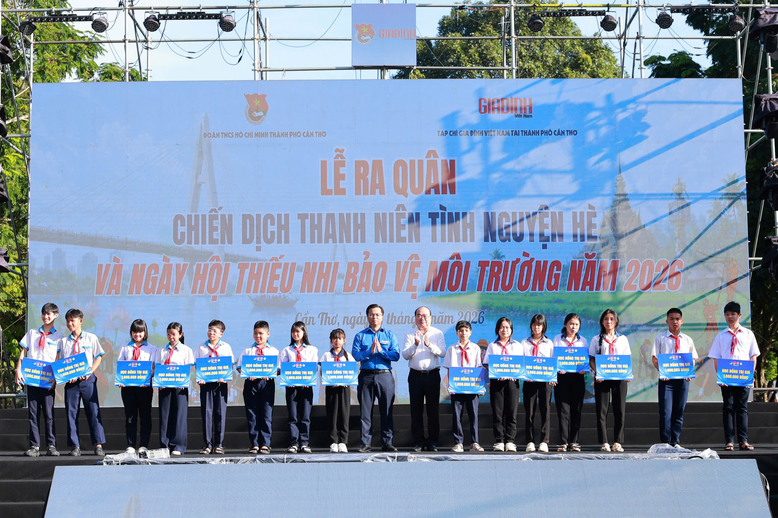 Ông Trần Văn Chính - Uỷ viên BTV Thành uỷ, Phó Chủ tịch Thường trực Uỷ ban MTTQVN TP. Cần Thơ và anh Nguyễn Đức Nguyên - Phó Trưởng ban Công tác Thanh thiếu nhi Trung ương Đoàn, Phó Chủ tịch Trung ương Hội Sinh viên Việt Nam trao tặng học bổng cho các em học sinh có hoàn cảnh khó khăn.