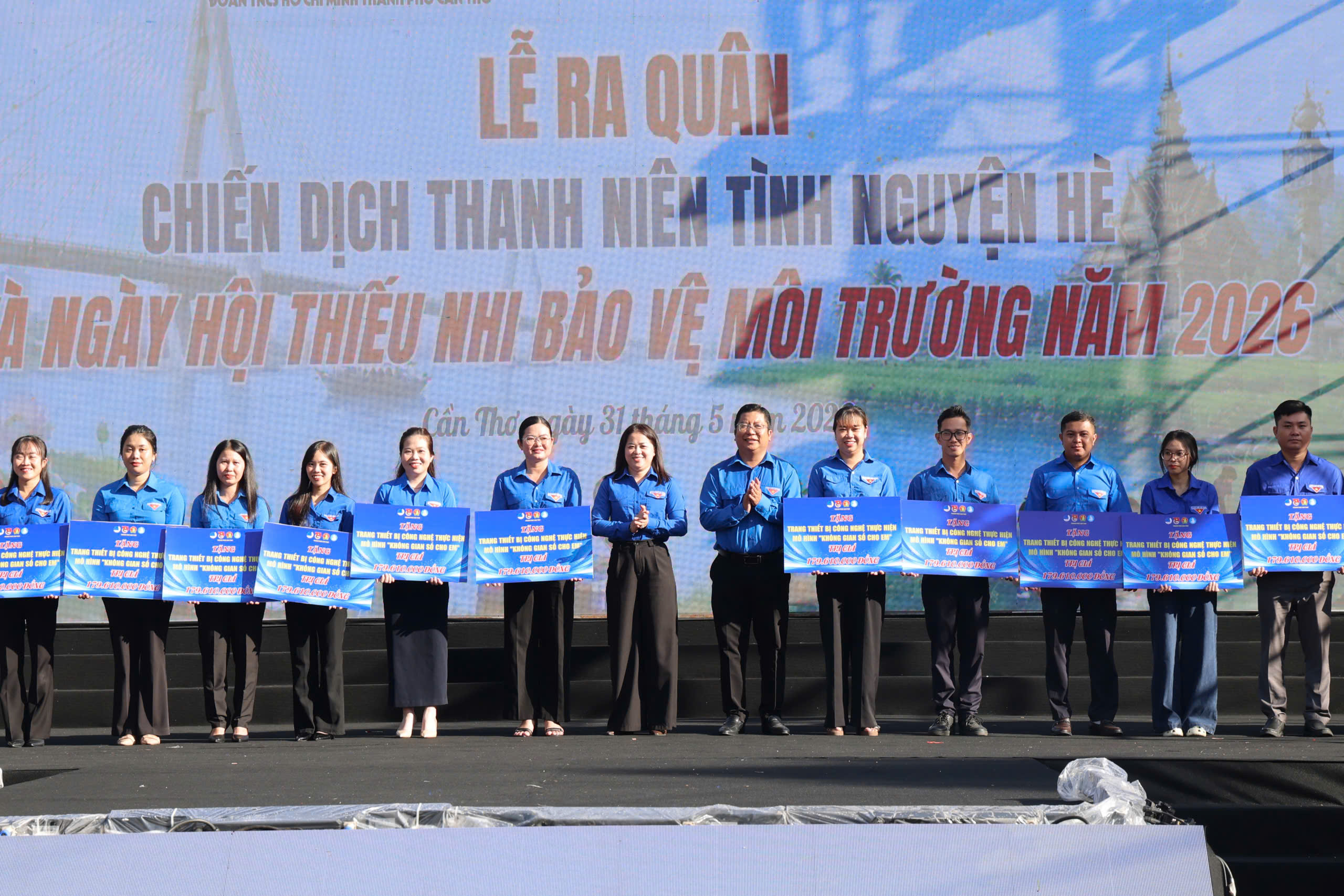 Chị Lư Thị Ngọc Anh - Ủy viên Ban Thường vụ Trung ương Đoàn, Thành ủy viên, Bí thư Thành đoàn và anh Trần Việt Tuấn - Phó Bí thư Thành đoàn Cần Thơ trao bảng tượng trưng cho các đơn vị.