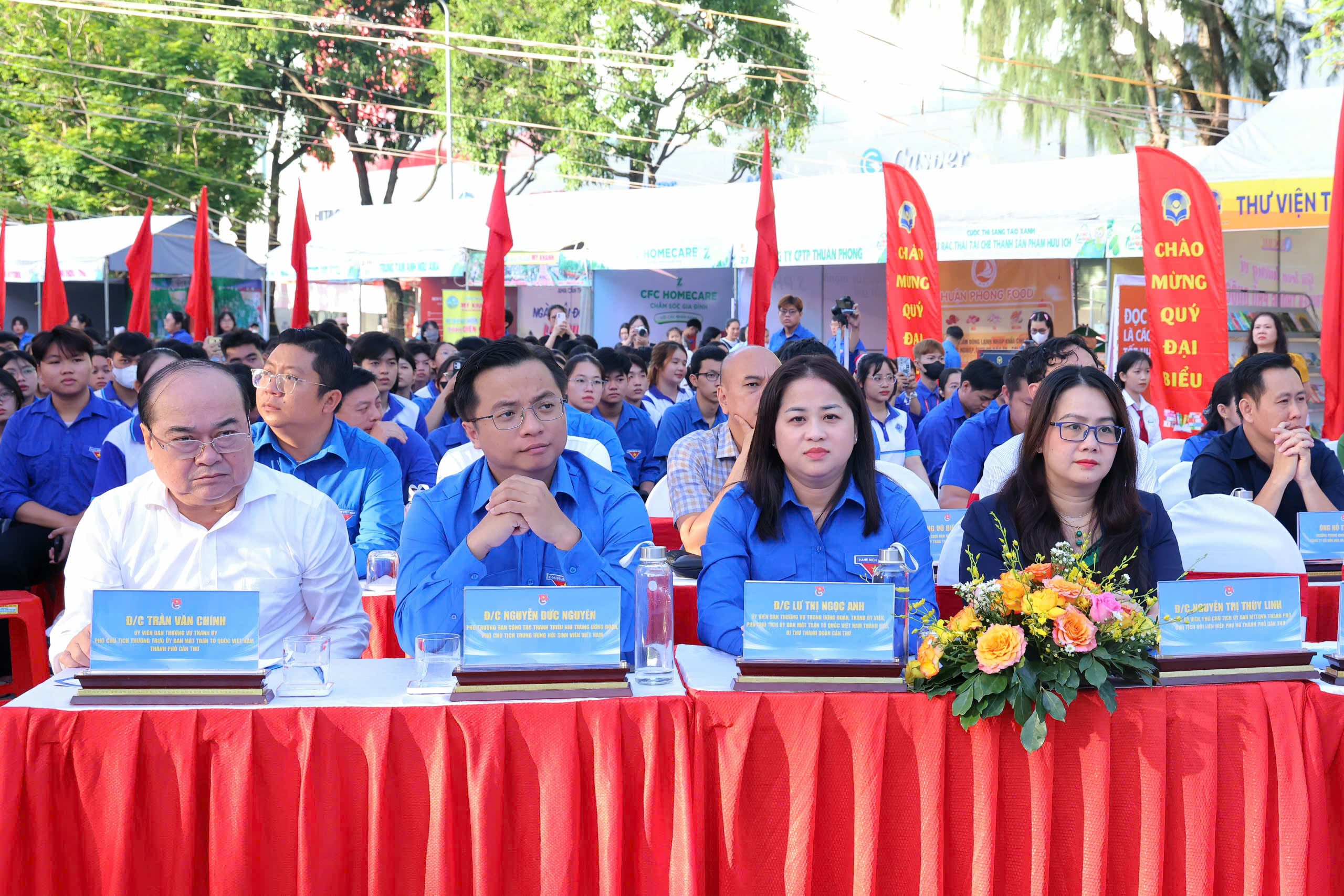 Ông Trần Văn Chính - Uỷ viên BTV Thành uỷ, Phó Chủ tịch Thường trực Uỷ ban MTTQVN TP. Cần Thơ; anh Nguyễn Đức Nguyên - Phó Trưởng ban Công tác Thanh thiếu nhi Trung ương Đoàn, Phó Chủ tịch Trung ương Hội Sinh viên Việt Nam; chị Lư Thị Ngọc Anh - Thành ủy viên, Phó Chủ tịch Ủy ban MTTQVN TP, Bí thư Thành Đoàn Cần Thơ và bà Nguyễn Thị Thùy Linh - Thành ủy viên, Phó Chủ tịch Ủy ban MTTQVN TP, Chủ tịch Hội LHPN TP. Cần Thơ dự chương trình.