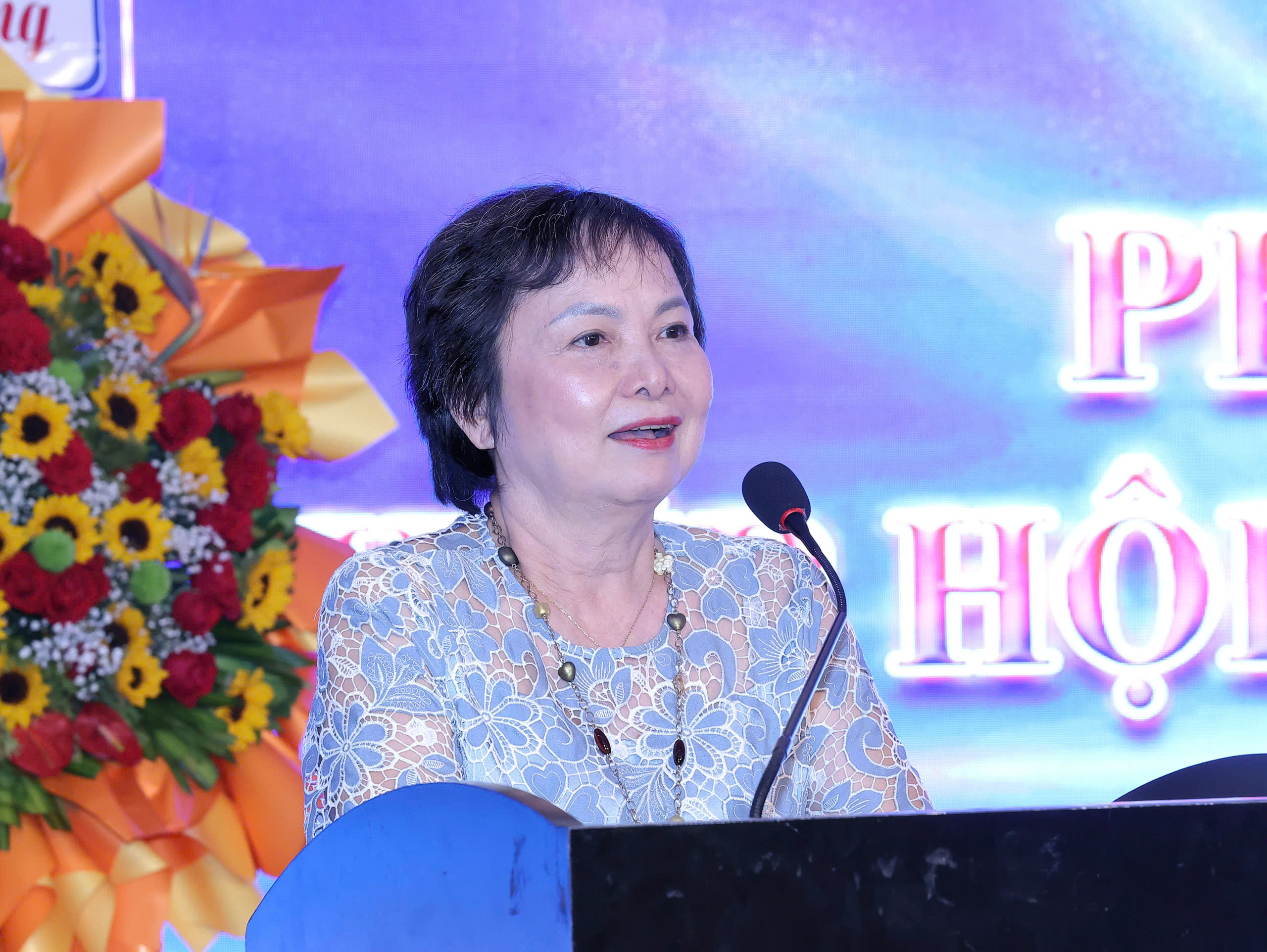 Bà Cao Thị Ngọc Dung - Chủ tịch Hội đồng Quản trị Công ty Cổ phần Vàng bạc Đá quý Phú Nhuận (PNJ), Chủ tịch Hội Nữ doanh nhân TPHCM (HAWEE) phát biểu tại Gala.