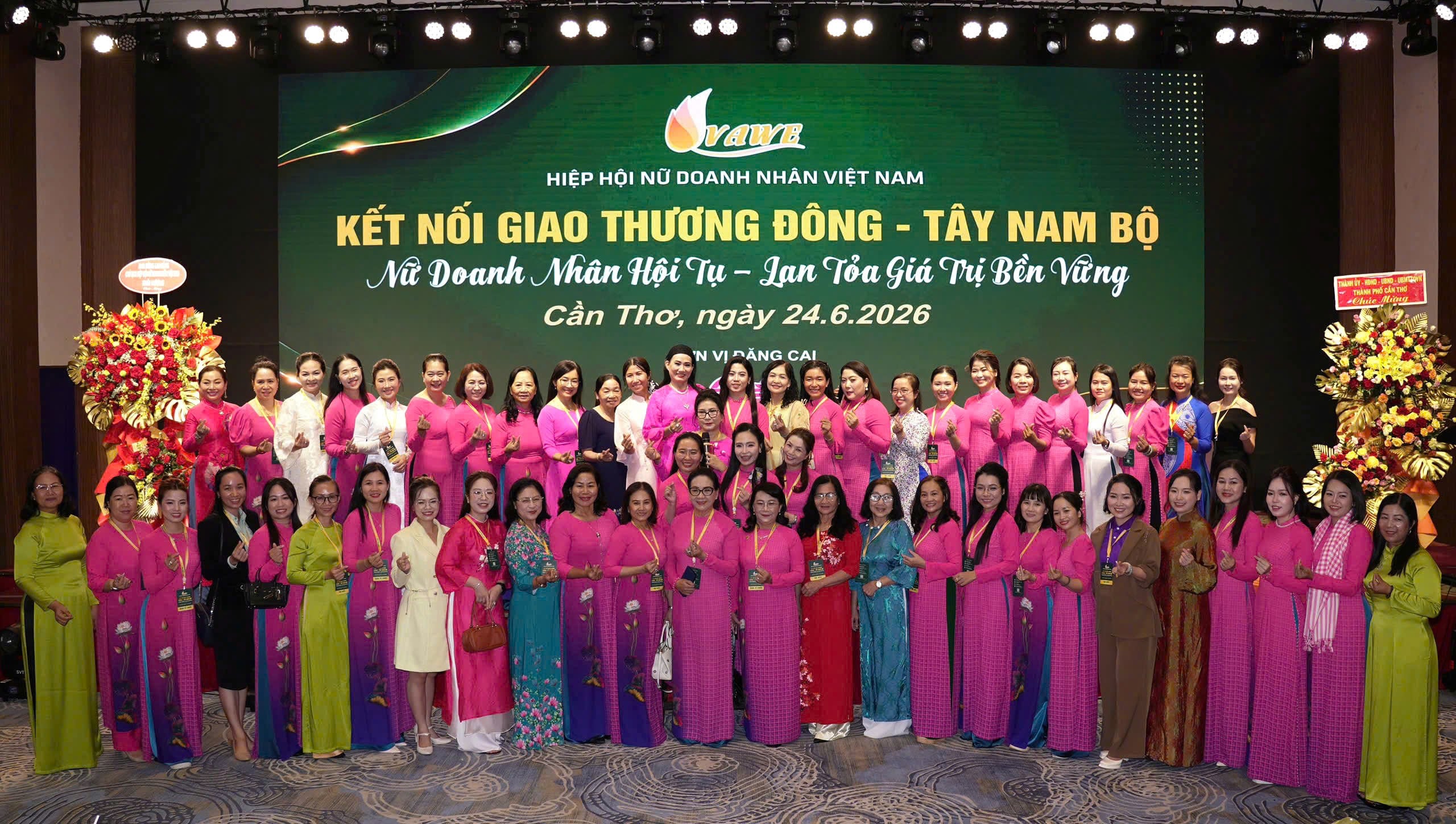 Các đại biểu chụp hình lưu niệm tại sự kiện. Ảnh: Châu Tâm.