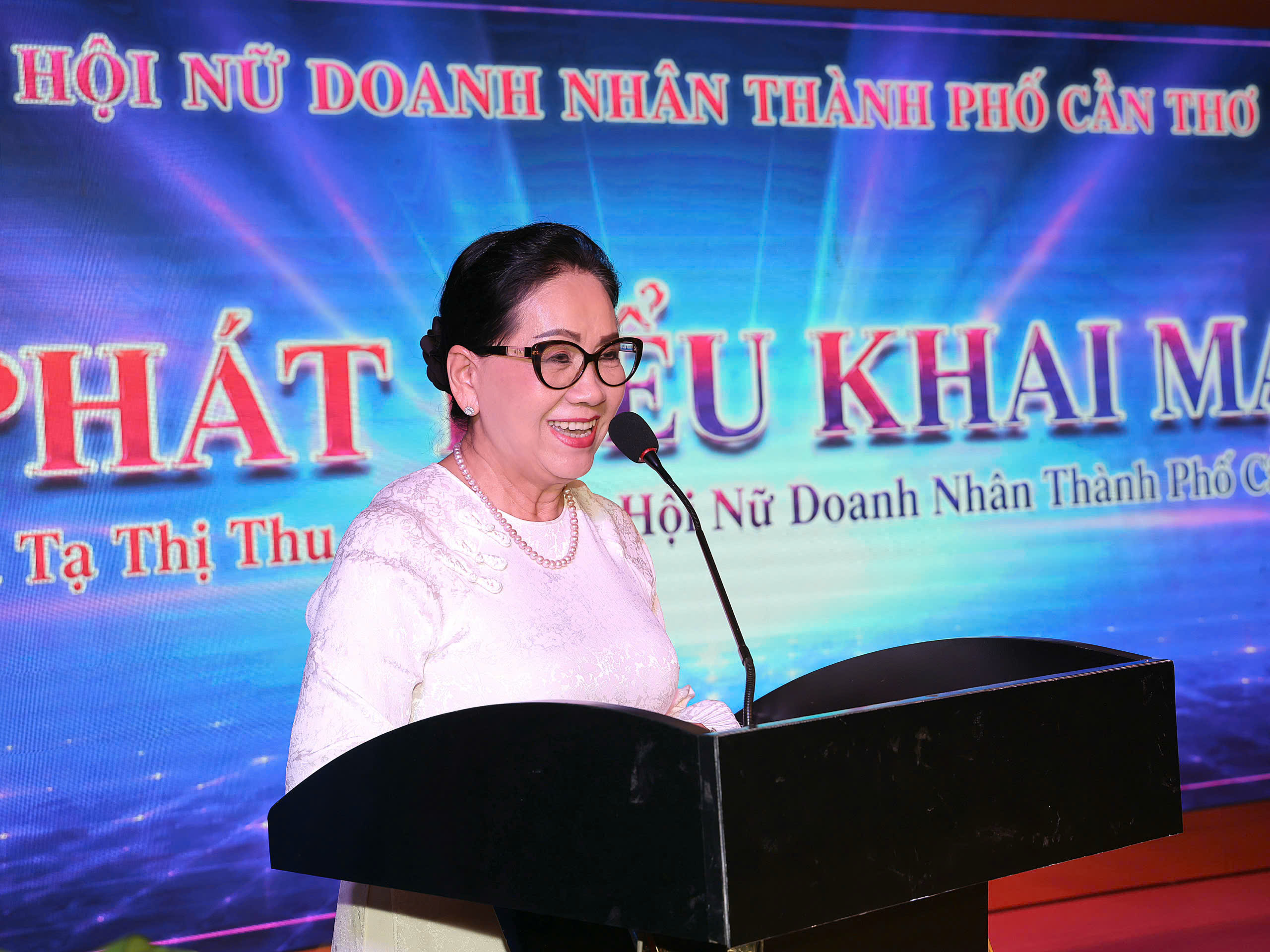 Bà Tạ Thị Thu - Chủ tịch Hội Nữ doanh nhân TP. Cần Thơ phát biểu tại Gala.