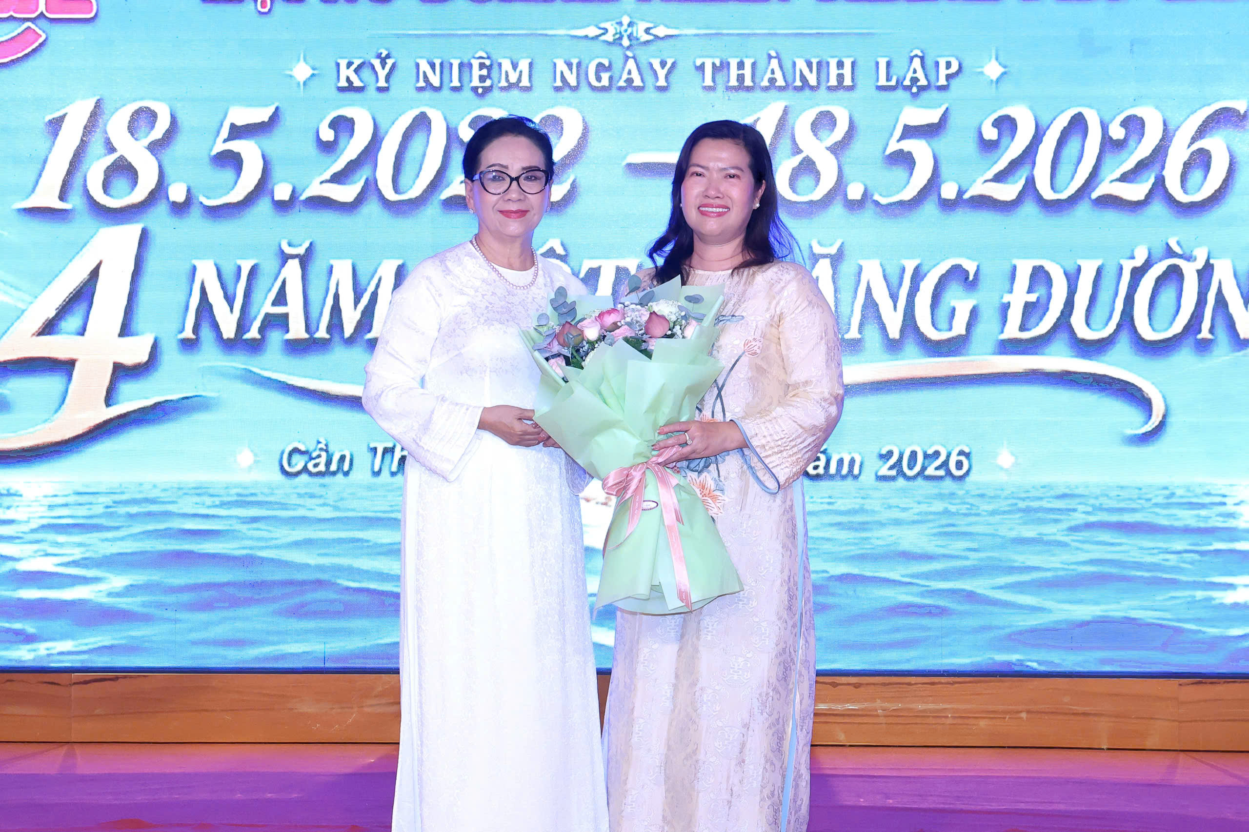 Bà Tạ Thị Thu - Chủ tịch Hội Nữ doanh nhân TP. Cần Thơ trao tặng hoa cám ơn bà Nguyễn Thị Ngọc Điệp - Thành ủy viên, Phó Chủ tịch UBND TP. Cần Thơ.