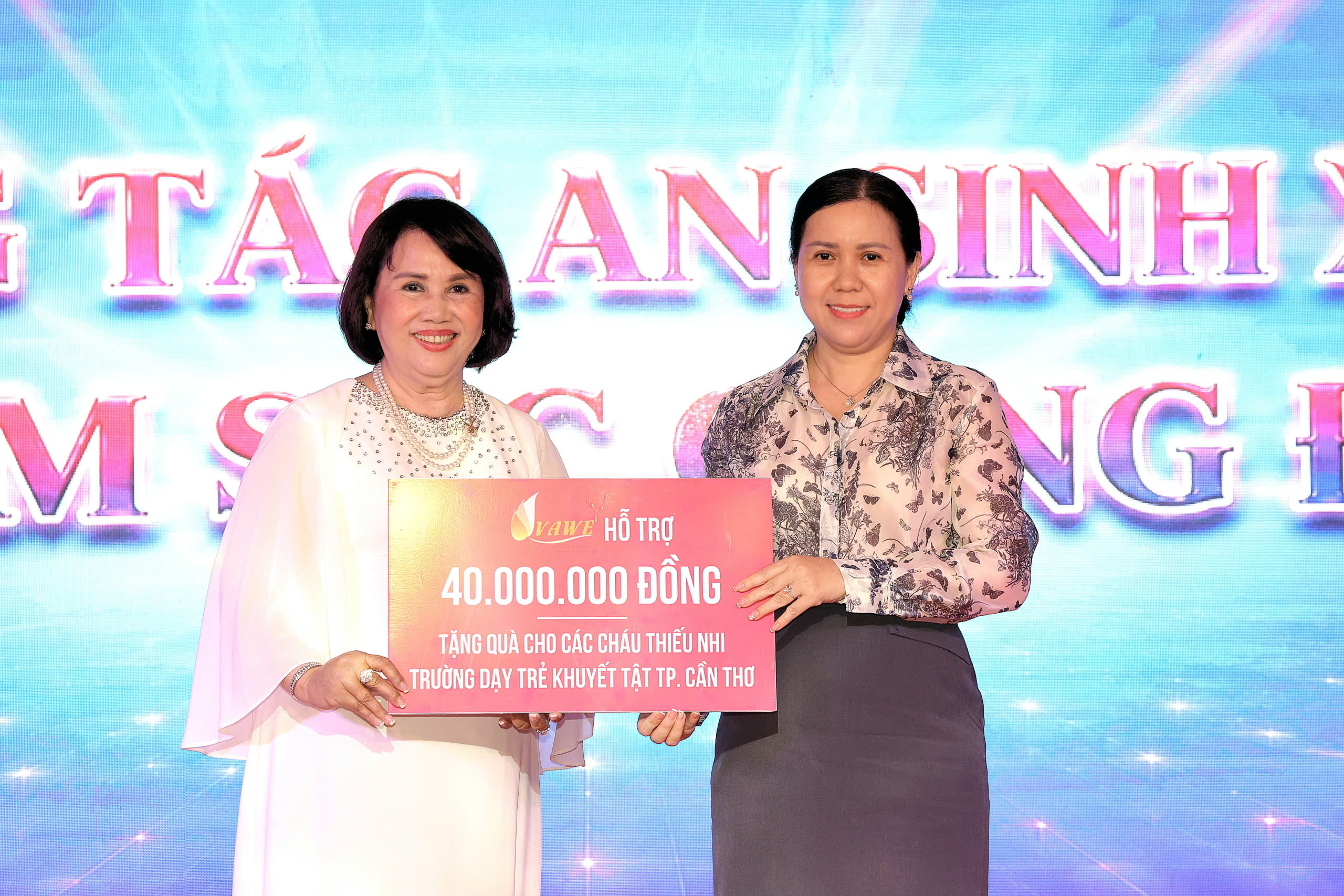 Hiệp hội Nữ doanh nhân Việt Nam trao tặng quà cho các cháu thiếu nhi Trường Giáo dục chuyên biệt TP Cần Thơ.