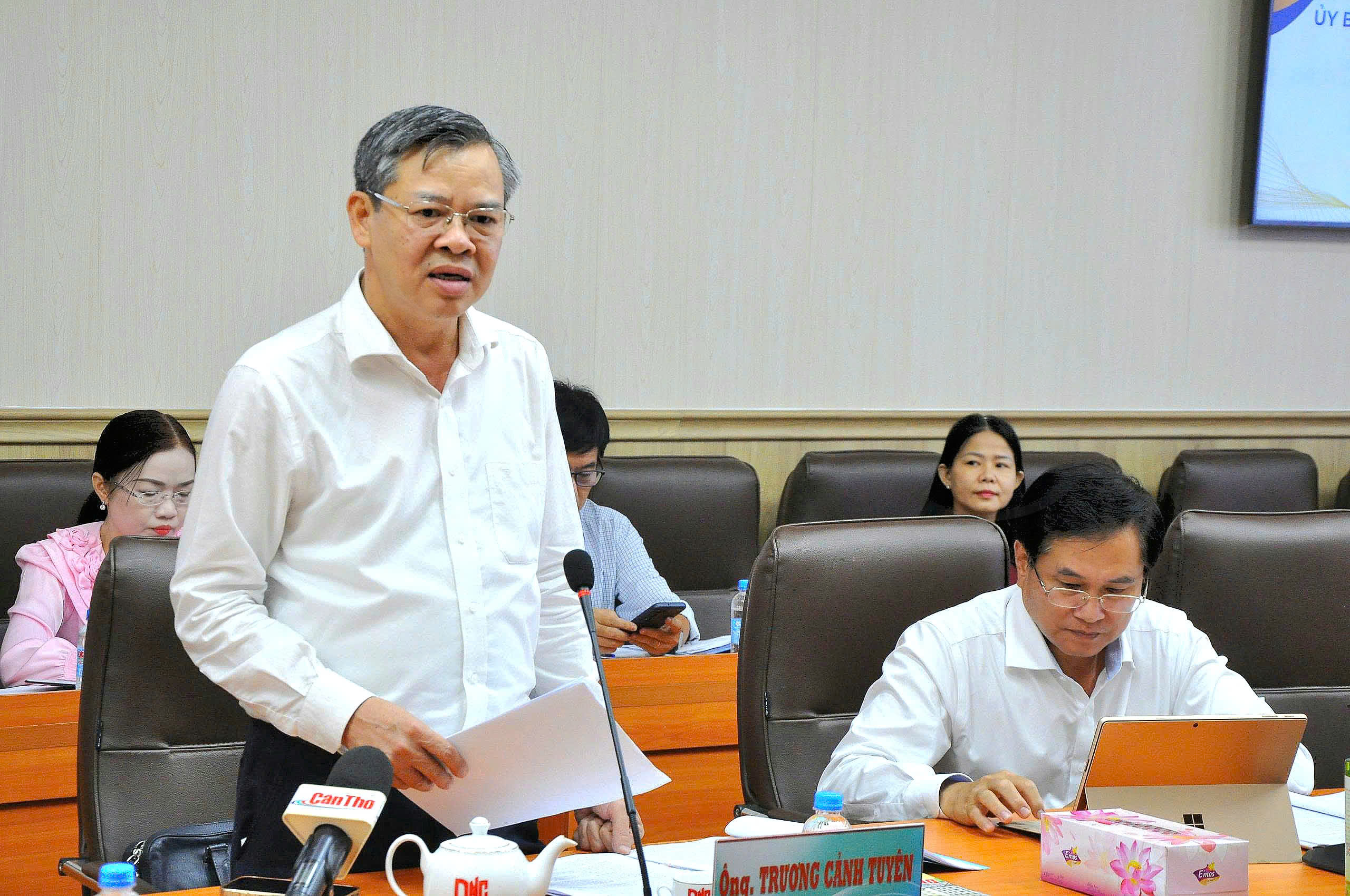 Ông Trương Cảnh Tuyên - Phó Bí thư Thành ủy, Chủ tịch UBND TP. Cần Thơ phát biểu tại buổi làm việc.