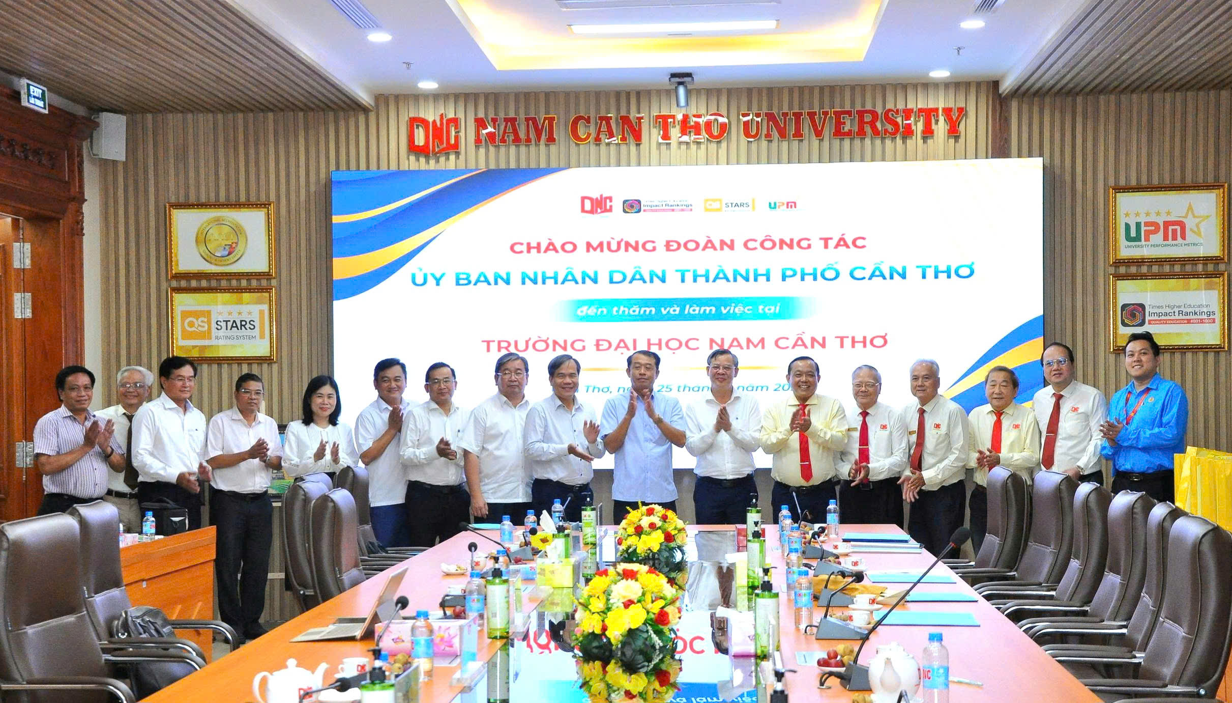 Các đại biểu chụp hình lưu niệm tại buổi làm việc.
