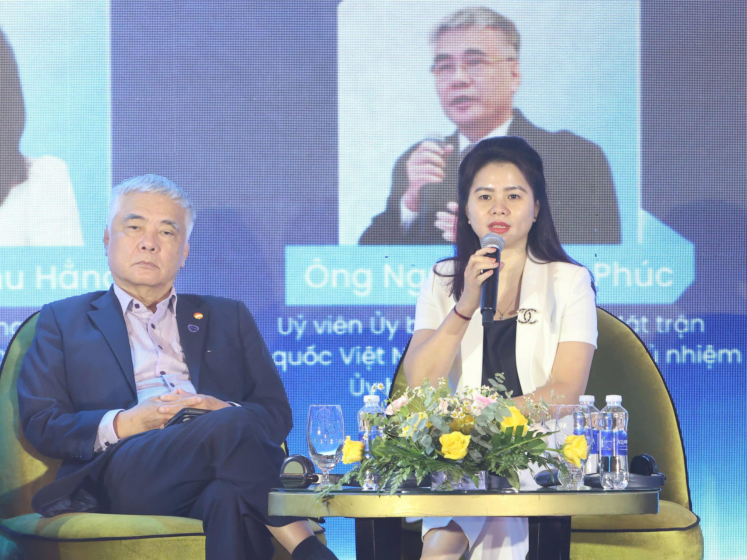 Bà Hoàng Thu Hằng - Phó Cục trưởng Cục Quản lý nhà và thị trường bất động sản (Bộ Xây dựng) chia sẻ tại phiên tọa đàm.