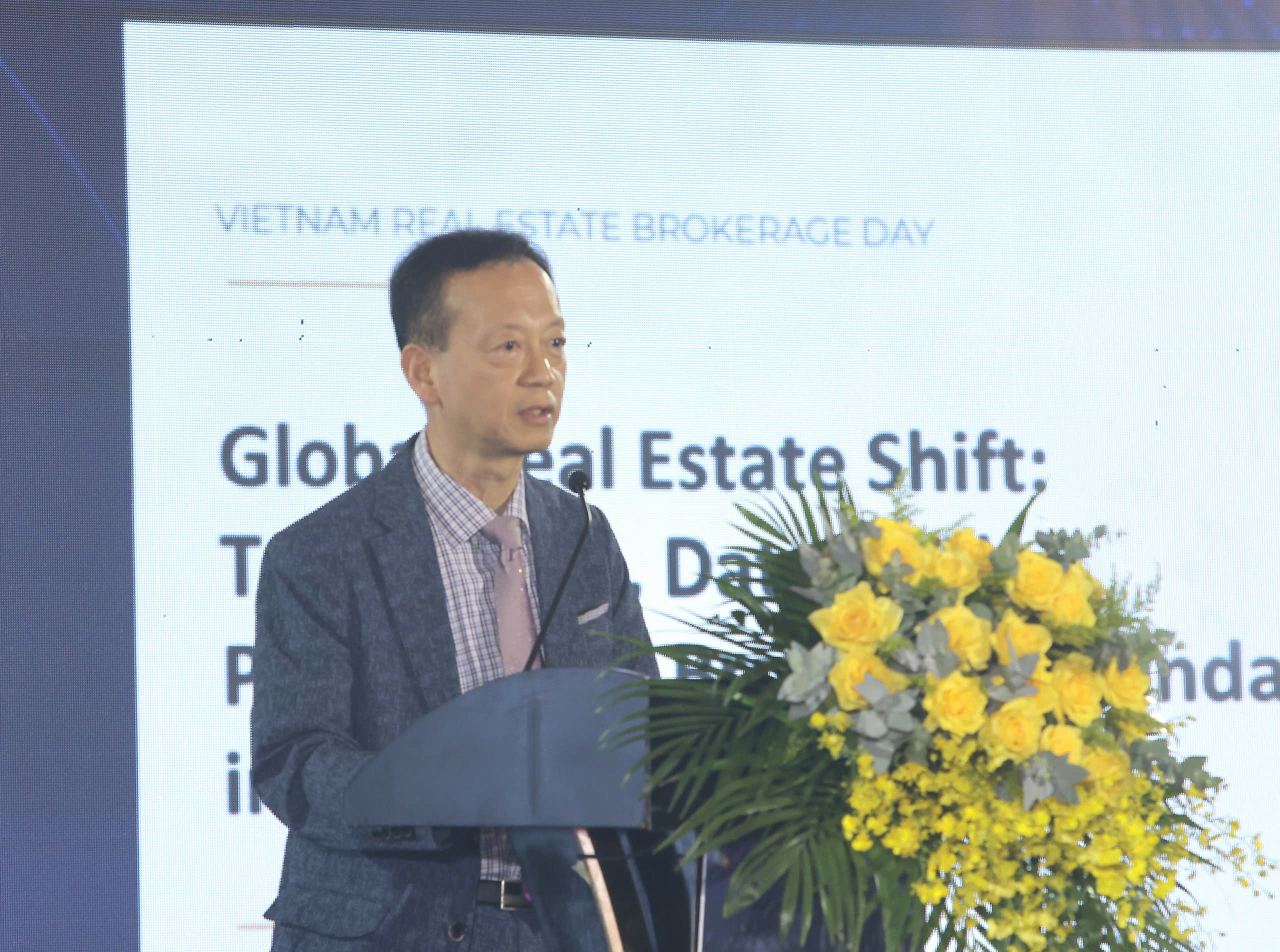 Ông Eric Park - Chủ tịch Hội Phát triển Dịch vụ Bất động sản Hàn Quốc trình bày tham luận với chủ đề: 'Dịch chuyển bất động sản toàn cầu: Công nghệ, dữ liệu và chuẩn nghề môi giới chuyên nghiệp trong chu kỳ mới'.