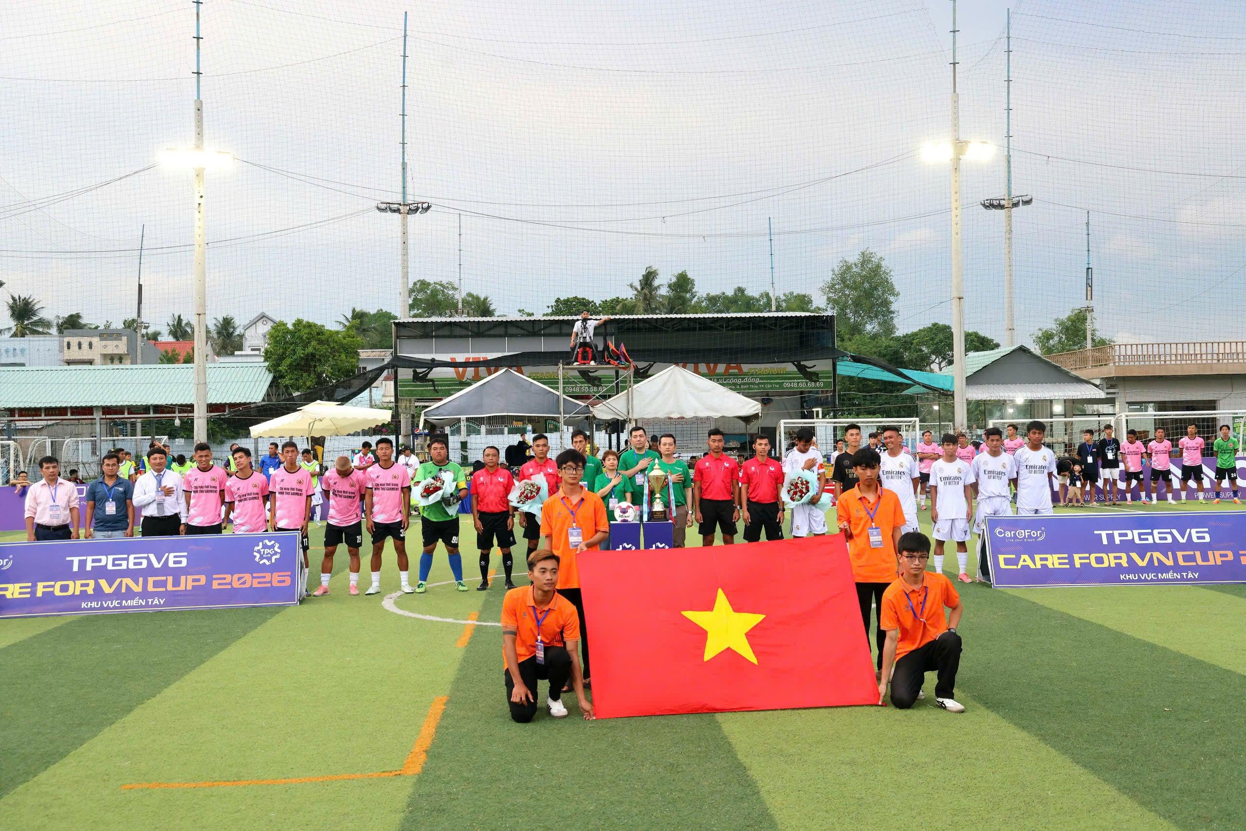 Thực hiện nghi thức chào cờ.