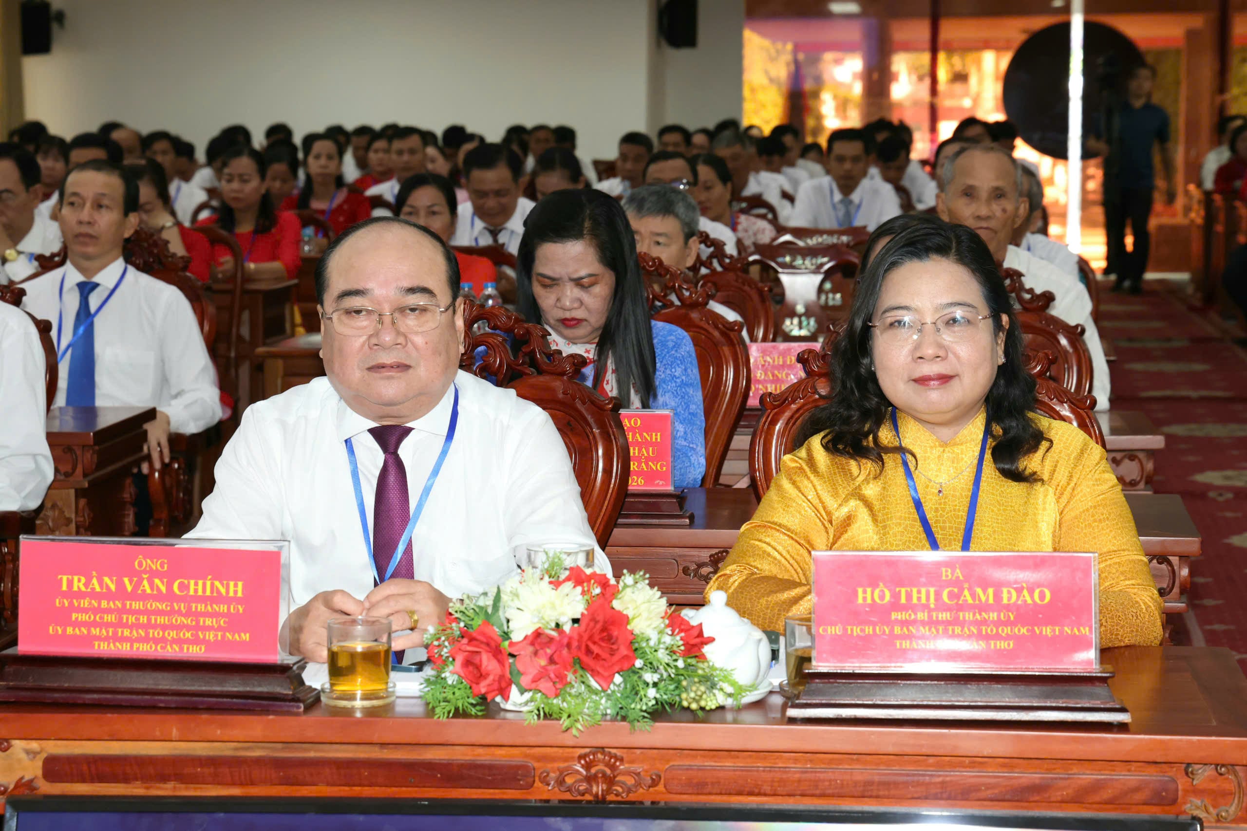 Bà Hồ Thị Cẩm Đào - Phó Bí thư Thành ủy, Chủ tịch Ủy ban MTTQ Việt Nam TP. Cần Thơ và ông Trần Văn Chính - Ủy viên BTV Thành ủy, Phó Chủ tịch Thường trực Uỷ ban MTTQ Việt Nam TP. Cần Thơ dự Đại hội.
