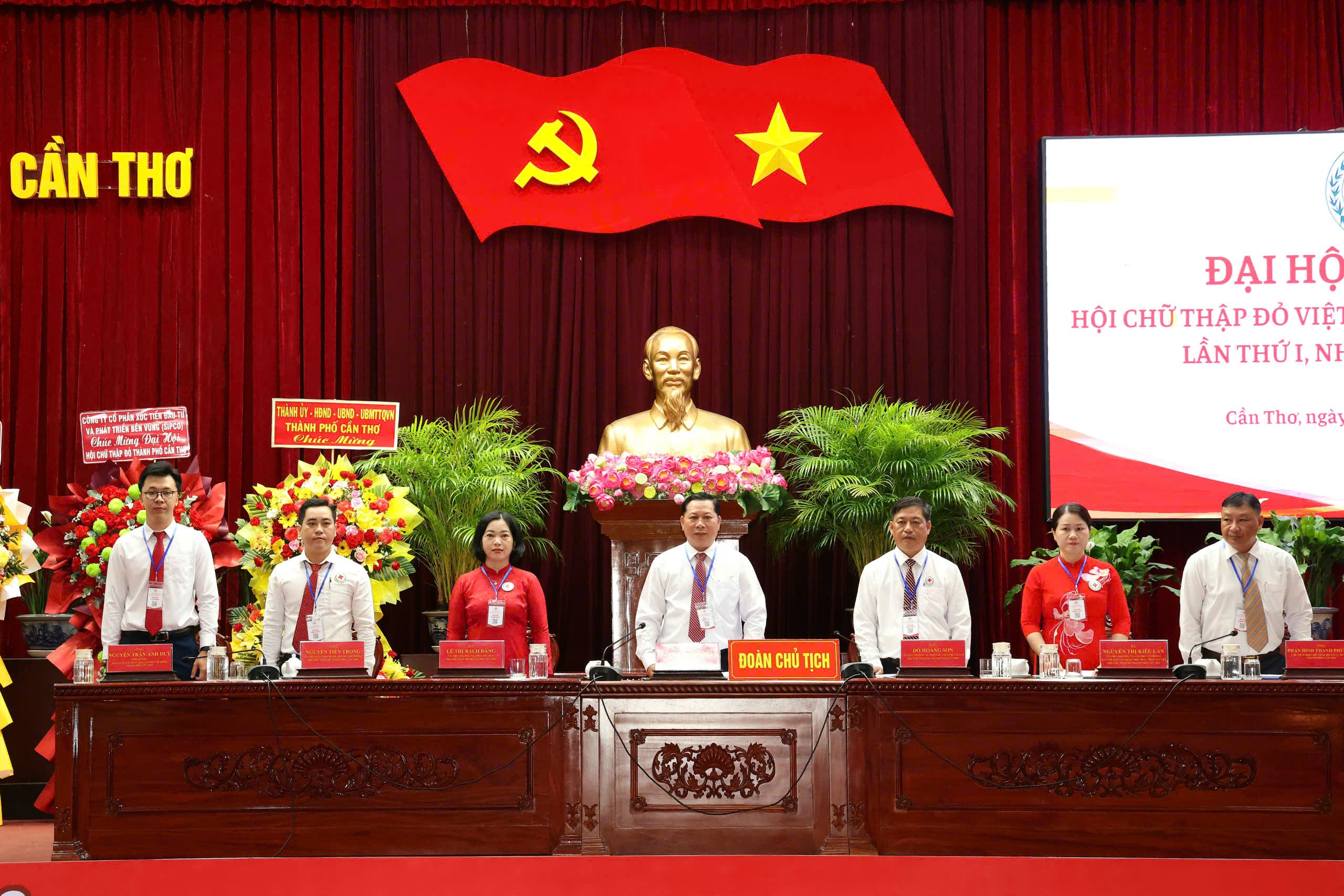 Đoàn Chủ tịch Đại hội.