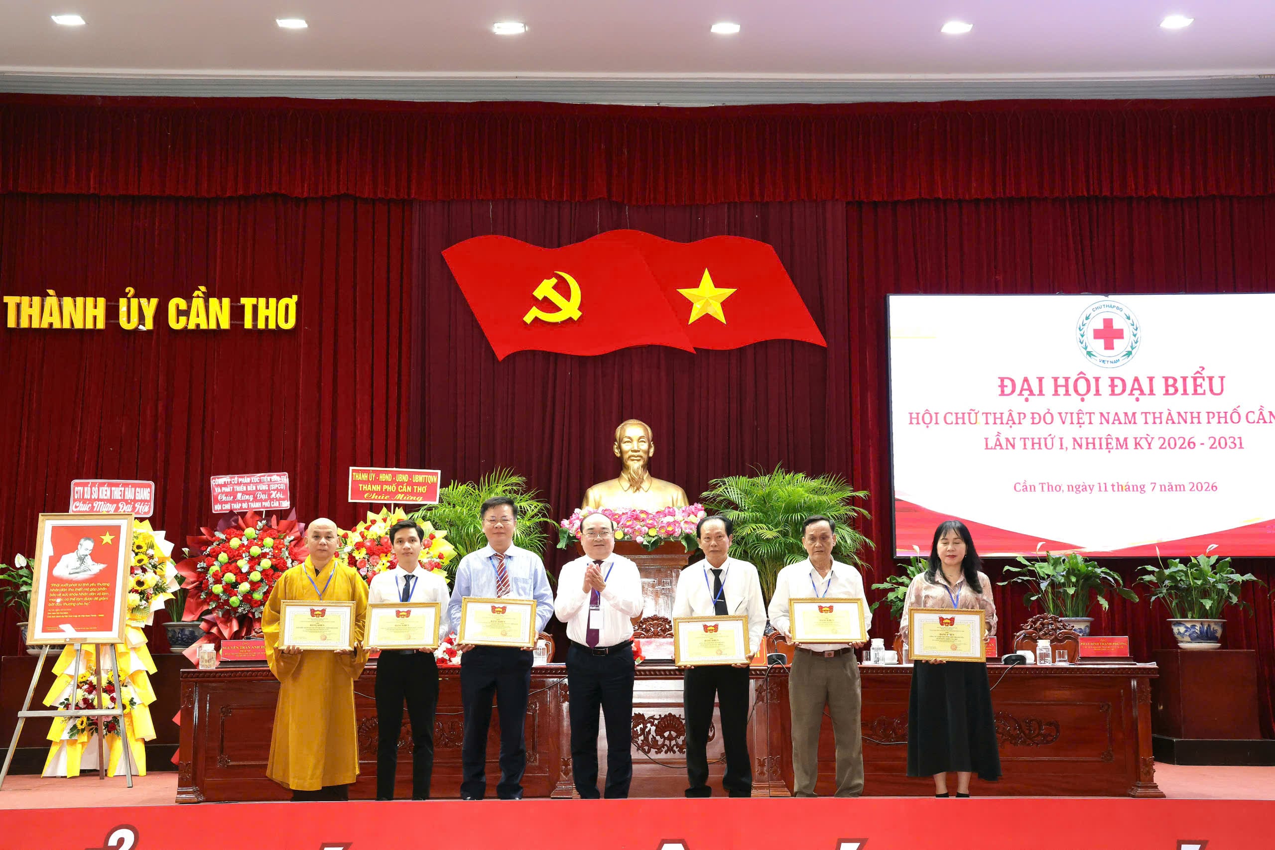 Ông Trần Văn Chính - Ủy viên BTV Thành ủy, Phó Chủ tịch Thường trực Uỷ ban MTTQ Việt Nam TP. Cần Thơ trao tặng Bằng khen của Ủy ban MTTQVN TP. Cần Thơ cho các tập thể.