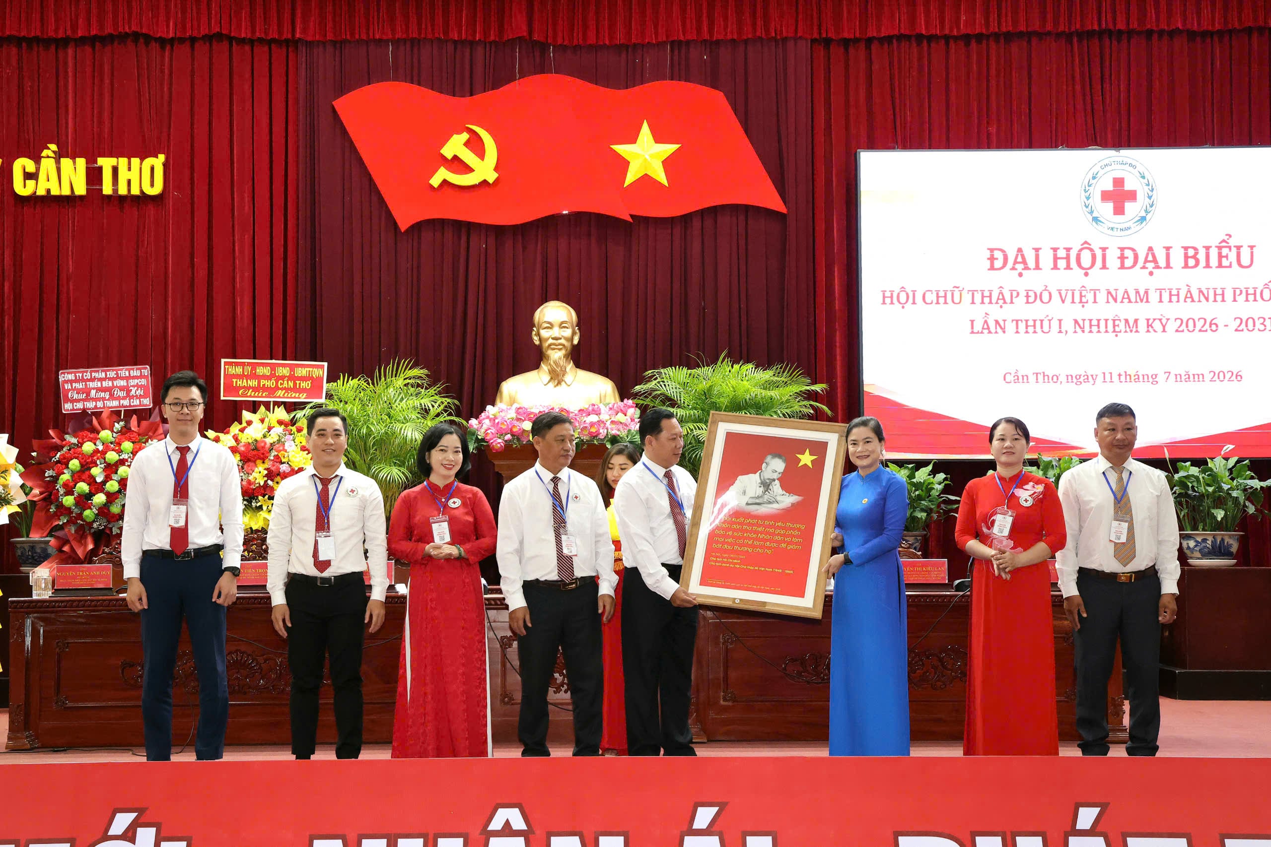 Bà Đỗ Thị Thu Thảo - Đại biểu Quốc hội khóa XVI, Chủ tịch Trung ương Hội Chữ thập đỏ Việt Nam trao tặng bức ảnh chân dung Chủ tịch Hồ Chí Minh.