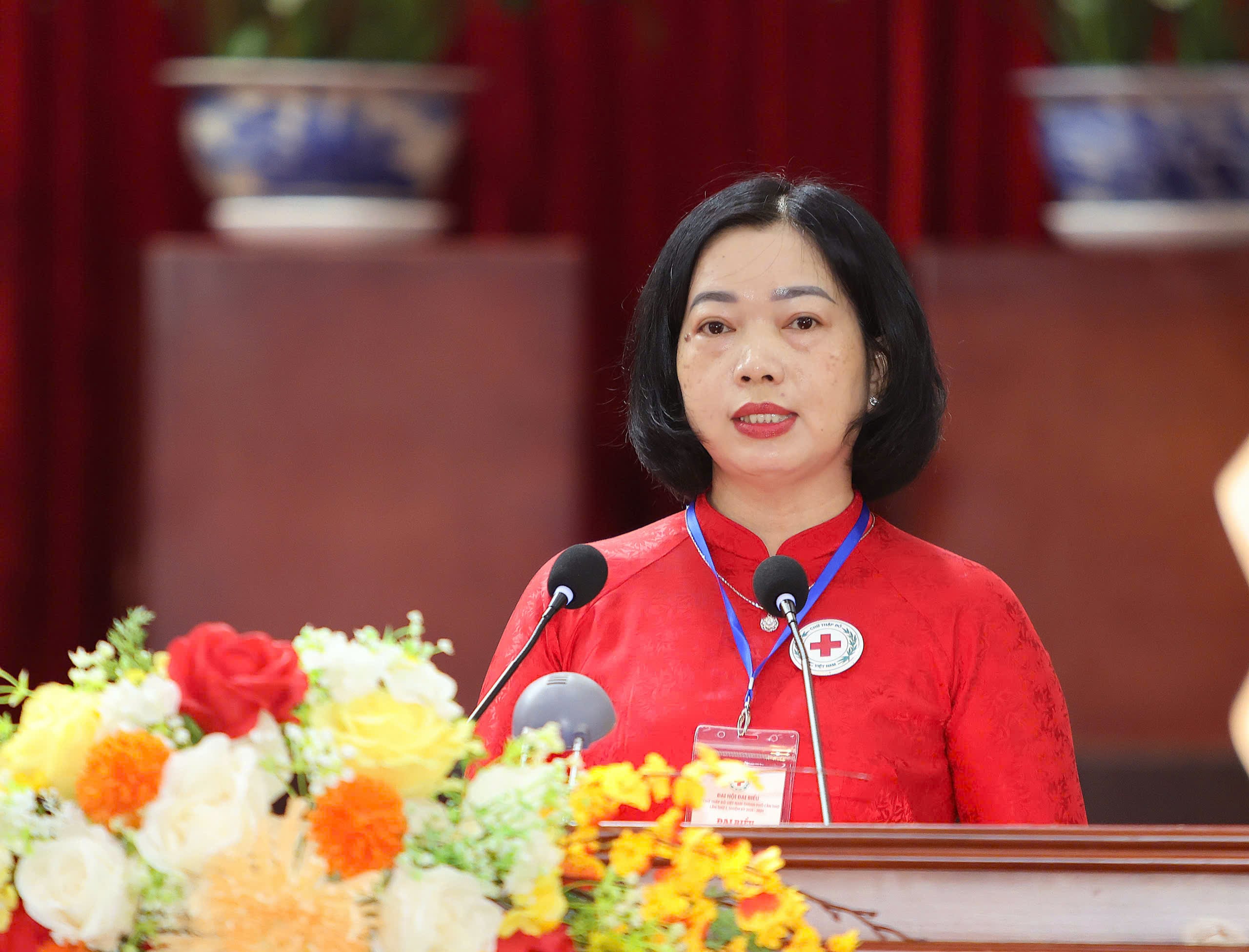 Bà Lê Thị Bạch Đàng - Phó Chủ tịch Hội Chữ thập đỏ TP. Cần Thơ phát biểu tại Đại hội.