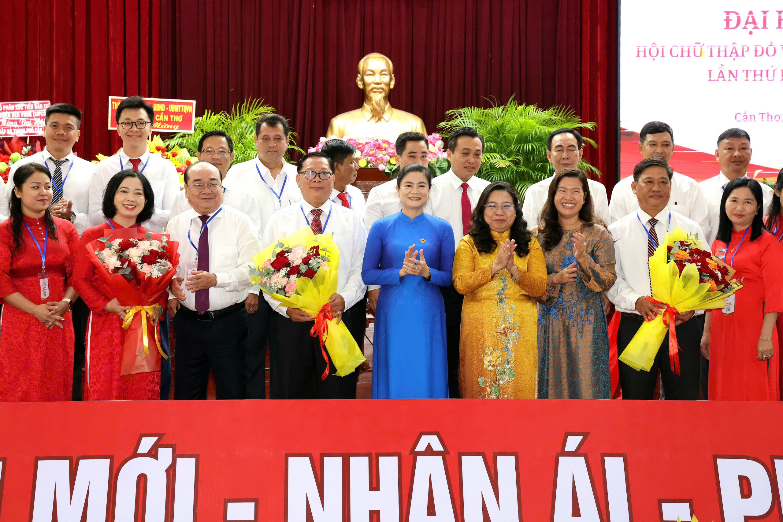 Bà Đỗ Thị Thu Thảo - Đại biểu Quốc hội khóa XVI, Chủ tịch Trung ương Hội Chữ thập đỏ Việt Nam và bà Hồ Thị Cẩm Đào - Phó Bí thư Thành ủy, Chủ tịch Ủy ban MTTQ Việt Nam TP. Cần Thơ tặng hoa chúc mừng Ban Chấp hành Hội Chữ thập đỏ TP. Cần Thơ nhiệm kỳ 2026-2031.