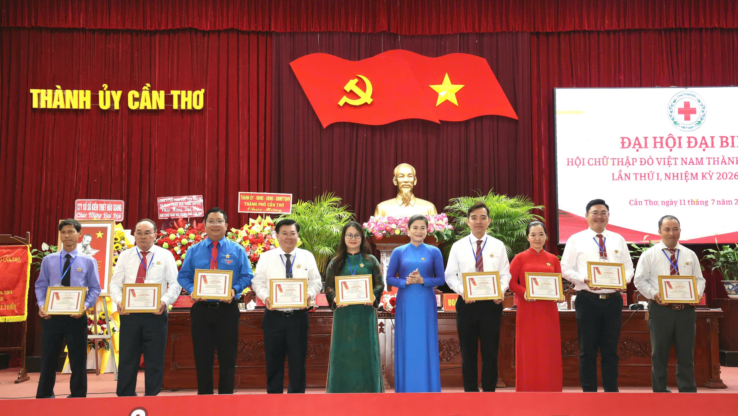 Bà Đỗ Thị Thu Thảo - Đại biểu Quốc hội khóa XVI, Chủ tịch Trung ương Hội Hội Chữ thập đỏ Việt Nam, trao Kỷ niệm chương “Vì sự nghiệp nhân đạo” cho các cá nhân.