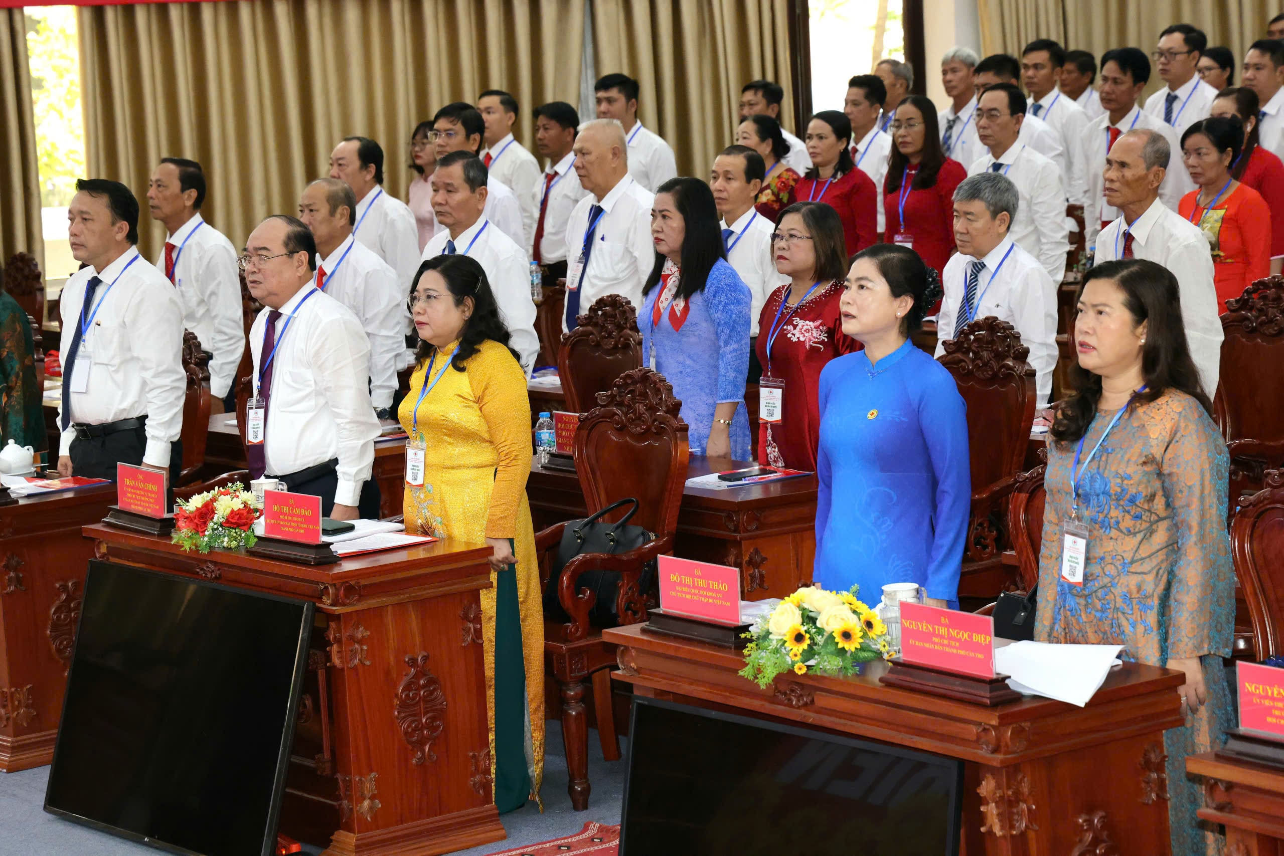 Các đại biểu thực hiện nghi thức chào cờ.