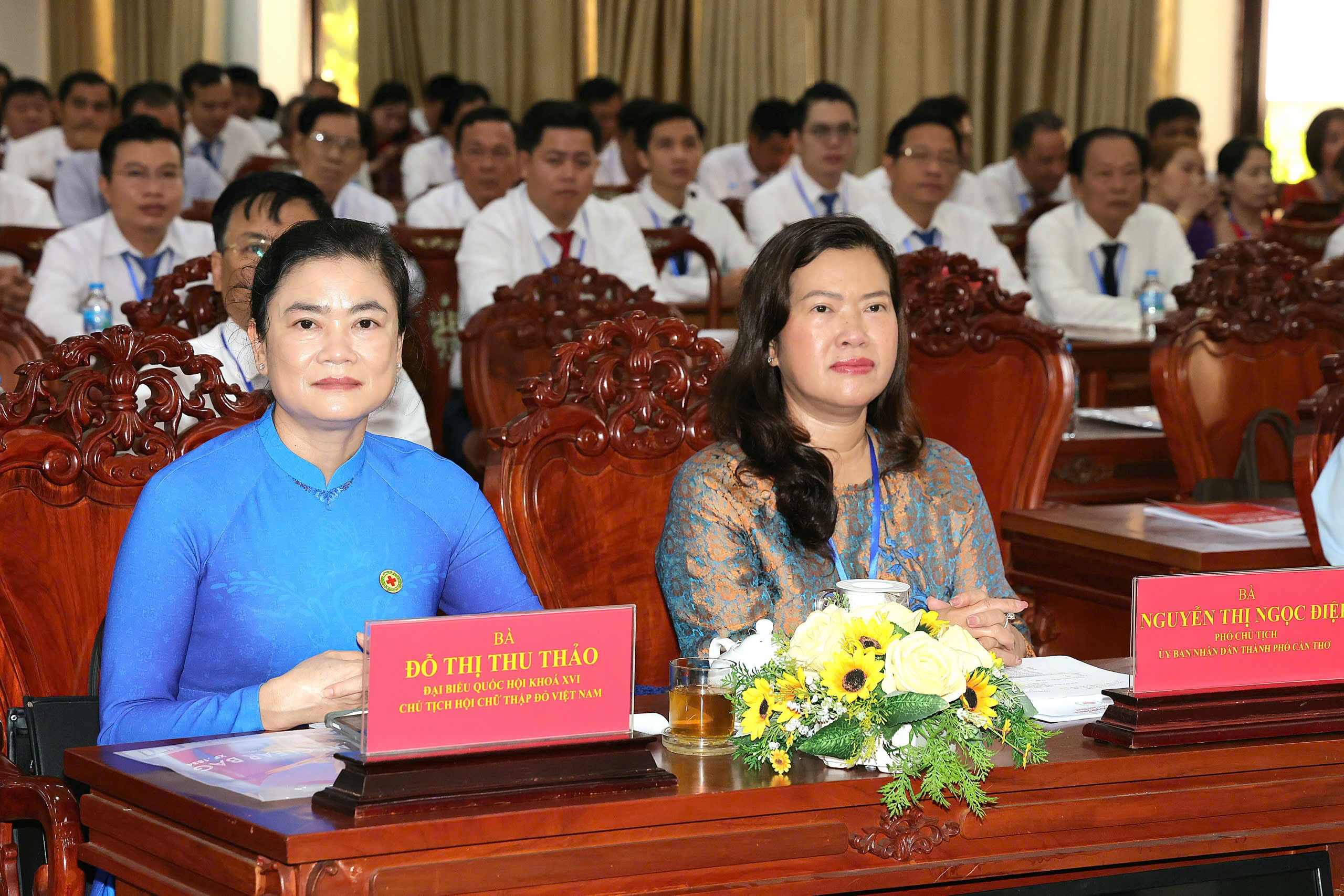 Bà Đỗ Thị Thu Thảo (bên trái) - Đại biểu Quốc hội khóa XVI, Chủ tịch Trung ương Hội Chữ thập đỏ Việt Nam và bà Nguyễn Thị Ngọc Điệp - Thành ủy viên, Phó Chủ tịch UBND TP. Cần Thơ dự Đại hội.
