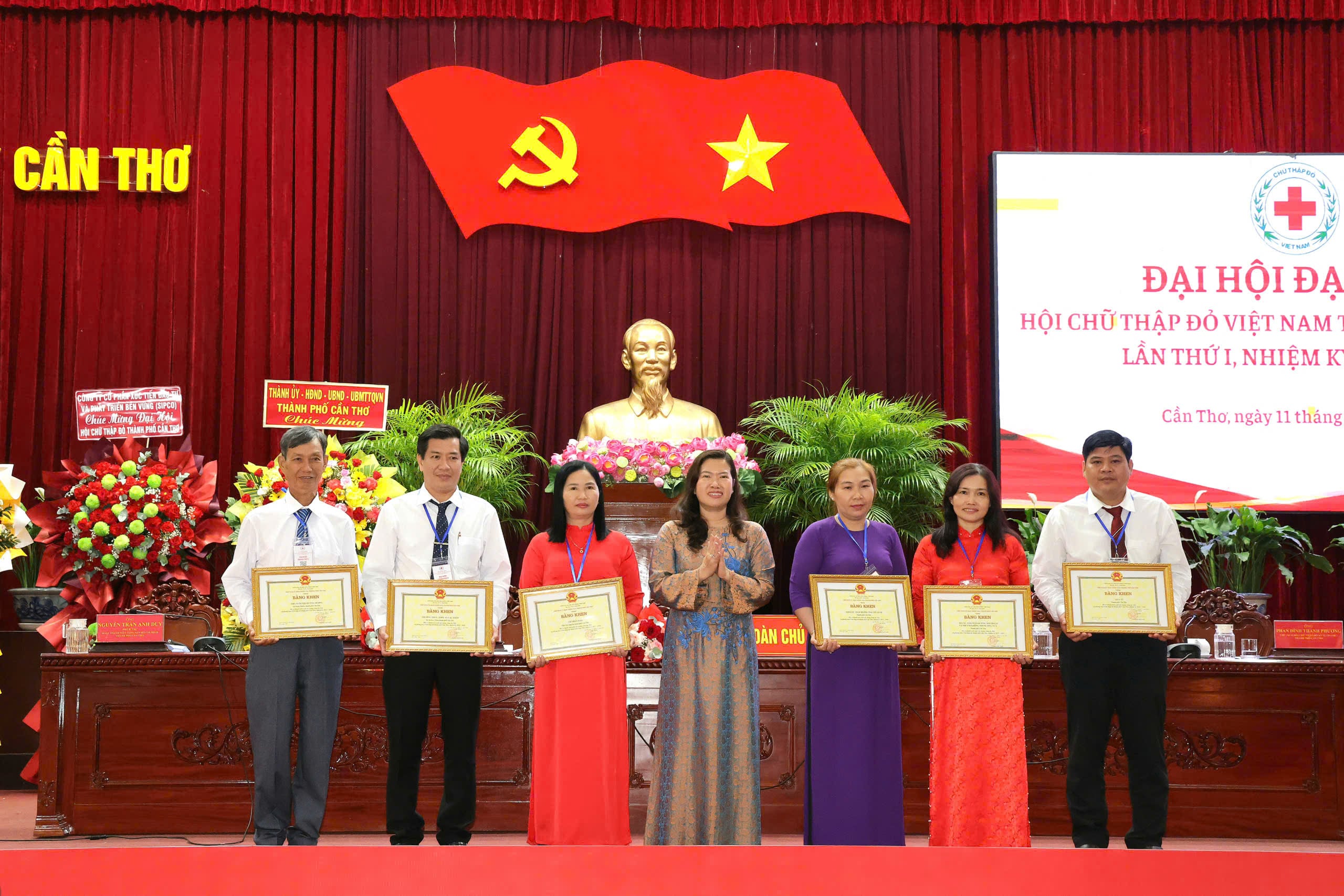 Bà Nguyễn Thị Ngọc Điệp - Thành ủy viên, Phó Chủ tịch UBND TP. Cần Thơ trao tặng Bằng khen của Chủ tịch UBND TP. Cần Thơ cho các tập thể.