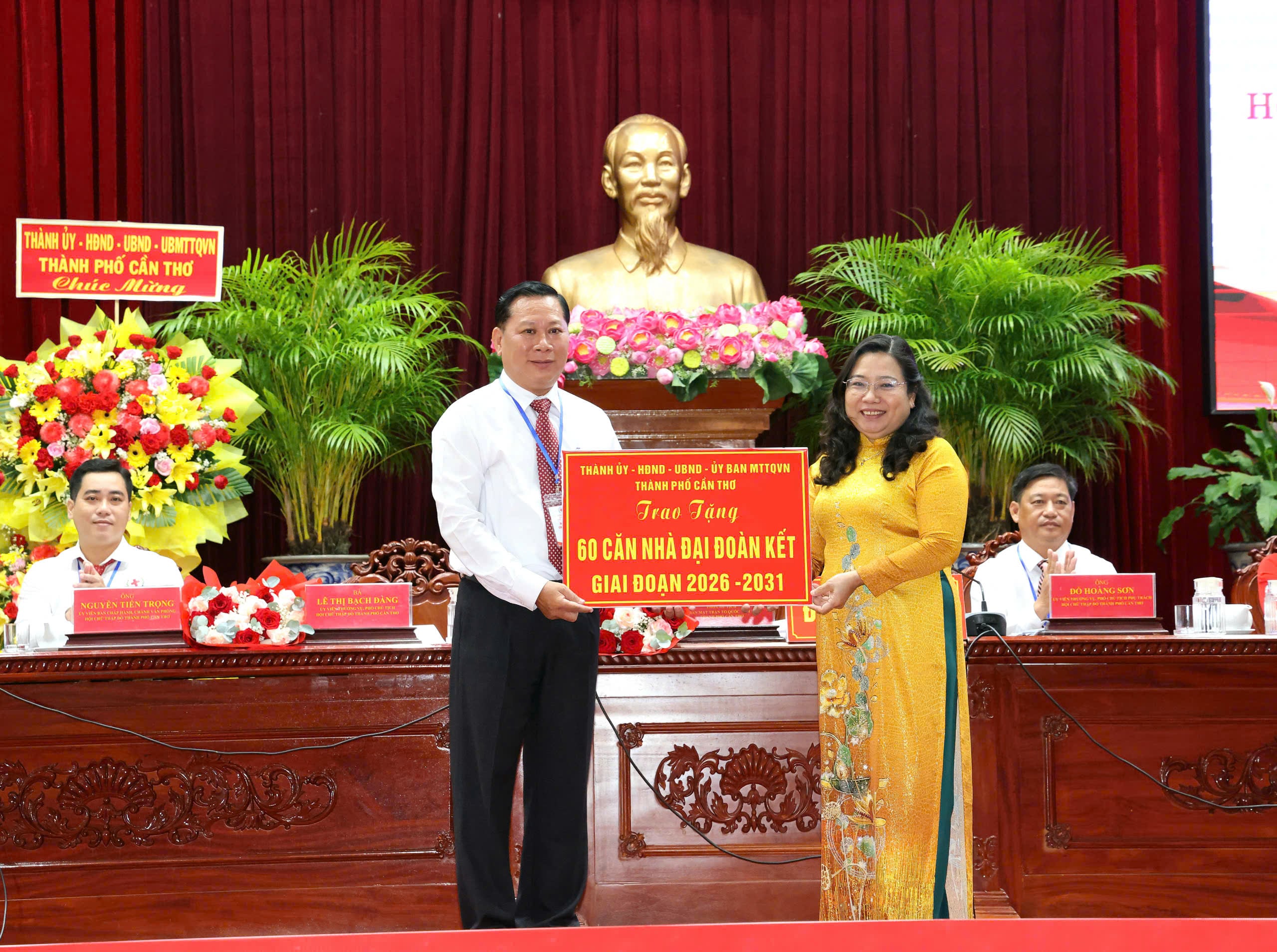 Bà Hồ Thị Cẩm Đào - Phó Bí thư Thành ủy, Chủ tịch Ủy ban MTTQ Việt Nam TP. Cần Thơ trao bảng tượng trưng tặng 60 căn nhà Đại đoàn kết dành cho hộ nghèo và hộ cận nghèo.