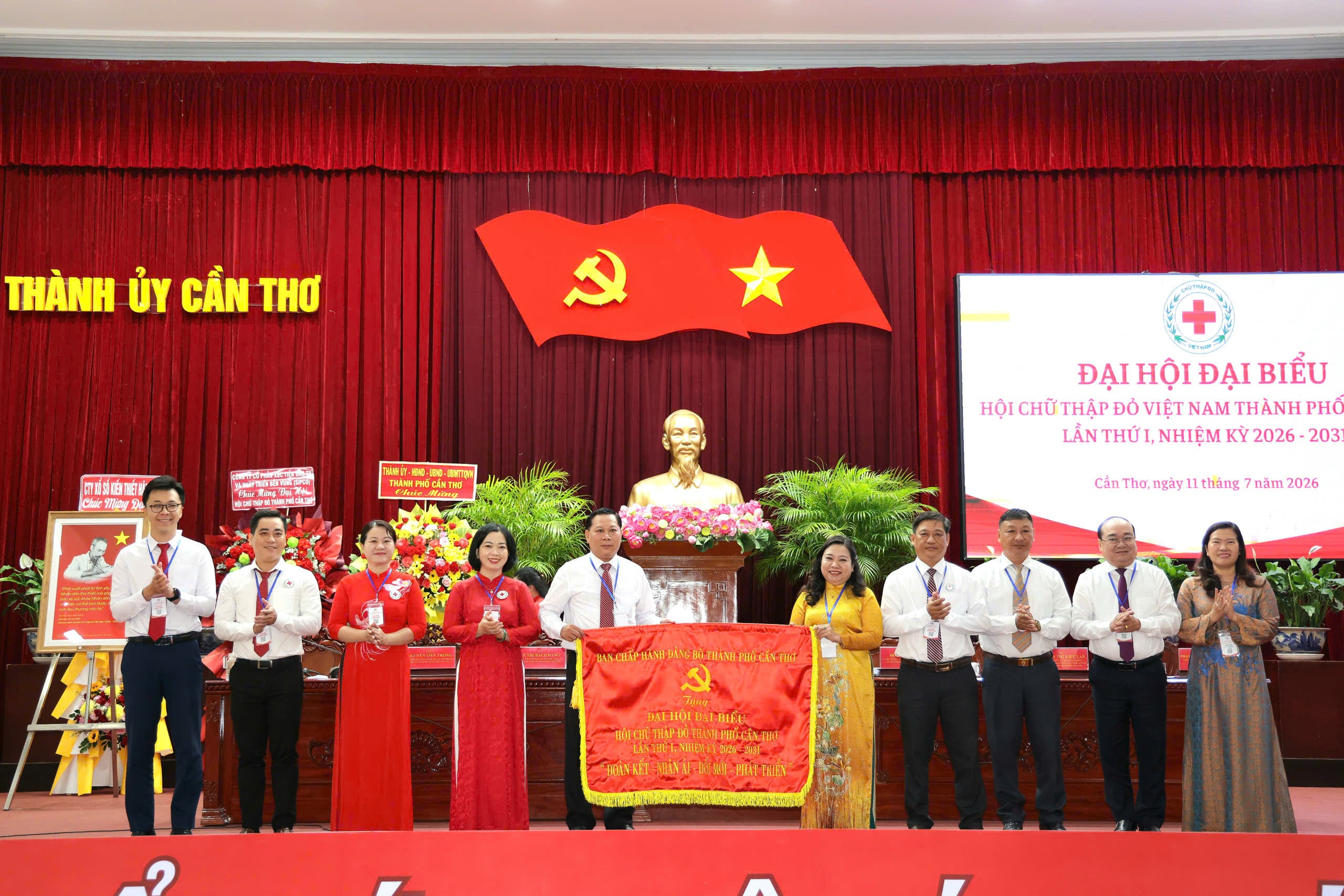 Lãnh đạo Thành ủy Cần Thơ trao tặng bức trướng “Đoàn kết - Nhân ái - Đổi mới - Phát triển”.