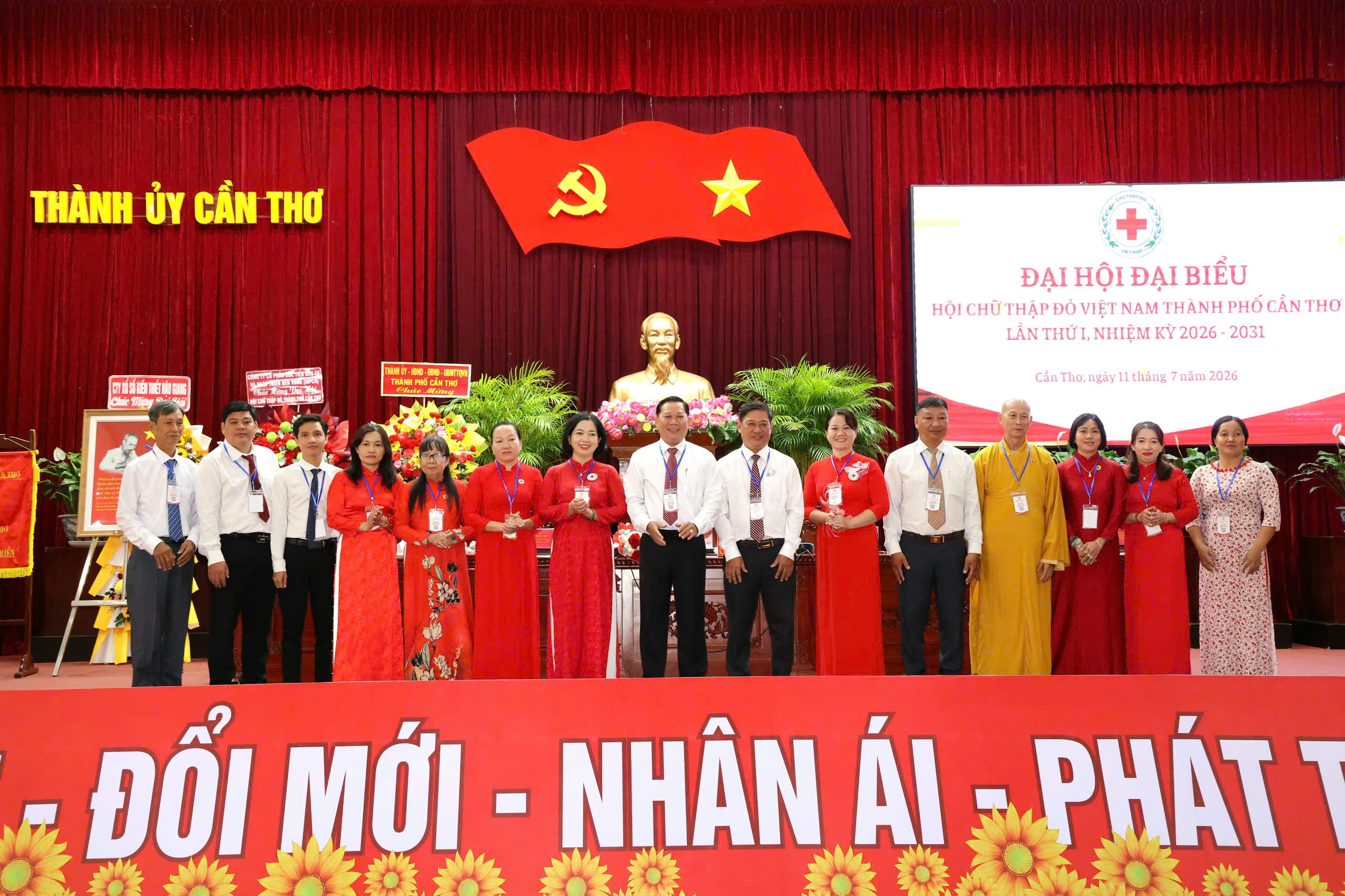 Đoàn đại biểu đi dự Đại hội đại biểu toàn quốc Hội Chữ thập đỏ Việt Nam lần thứ XII ra mắt đại hội.