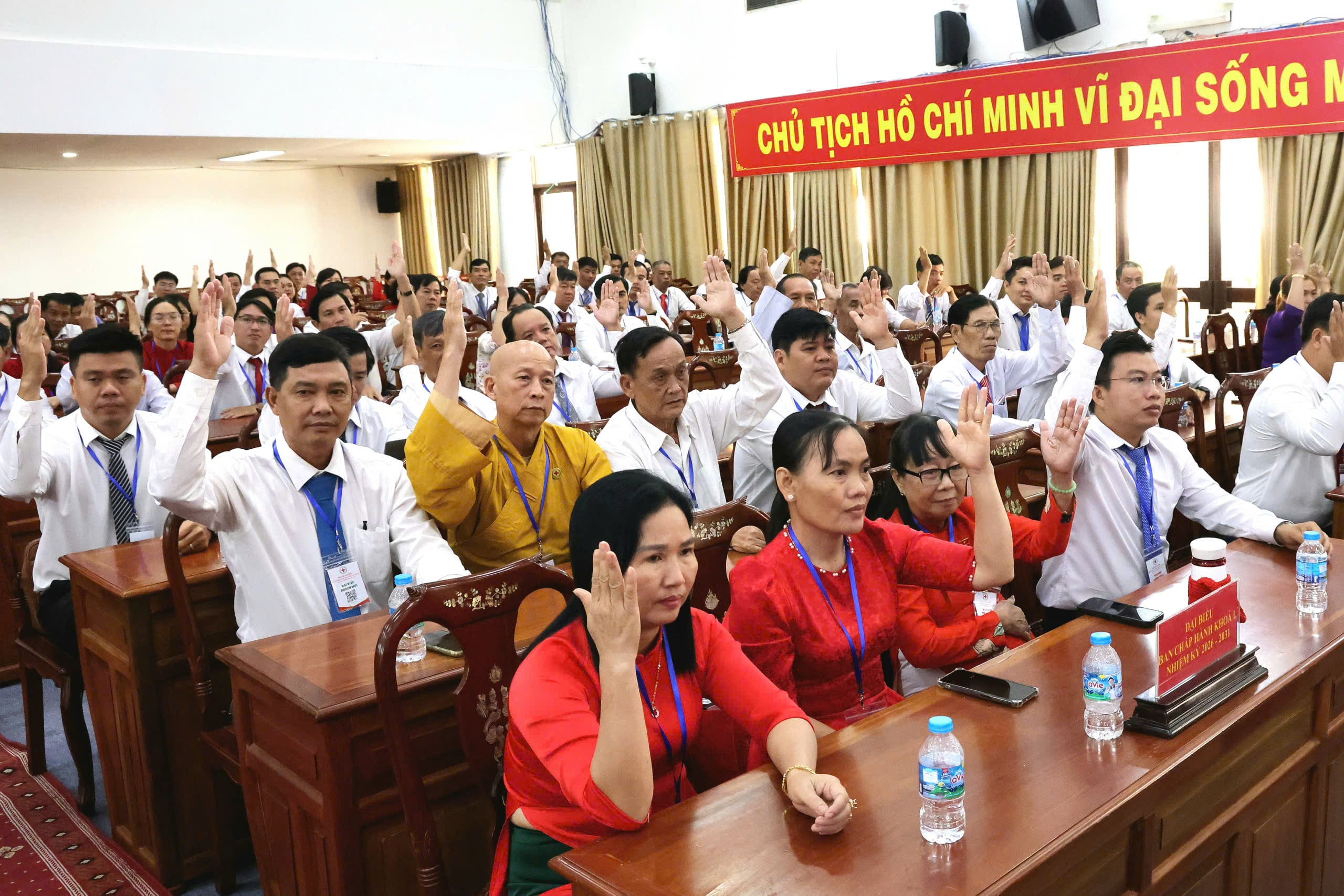 Các đại biểu biểu quyết thông qua nghị quyết.