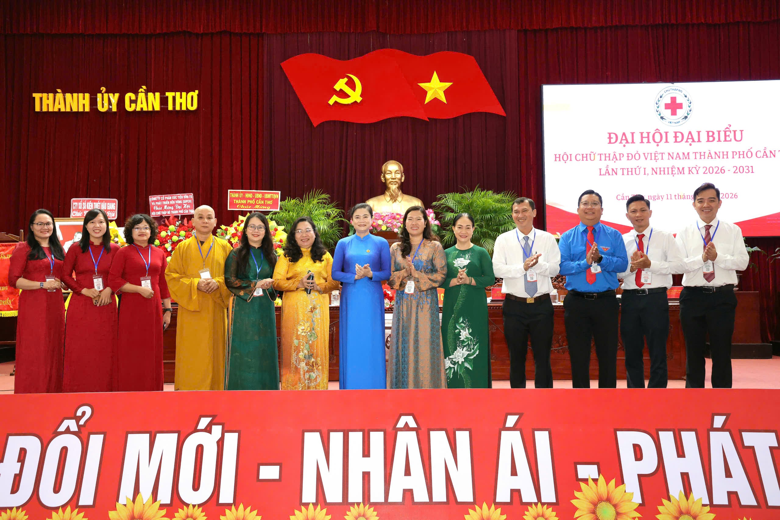 Các đại biểu chụp hình lưu niệm tại chương trình.