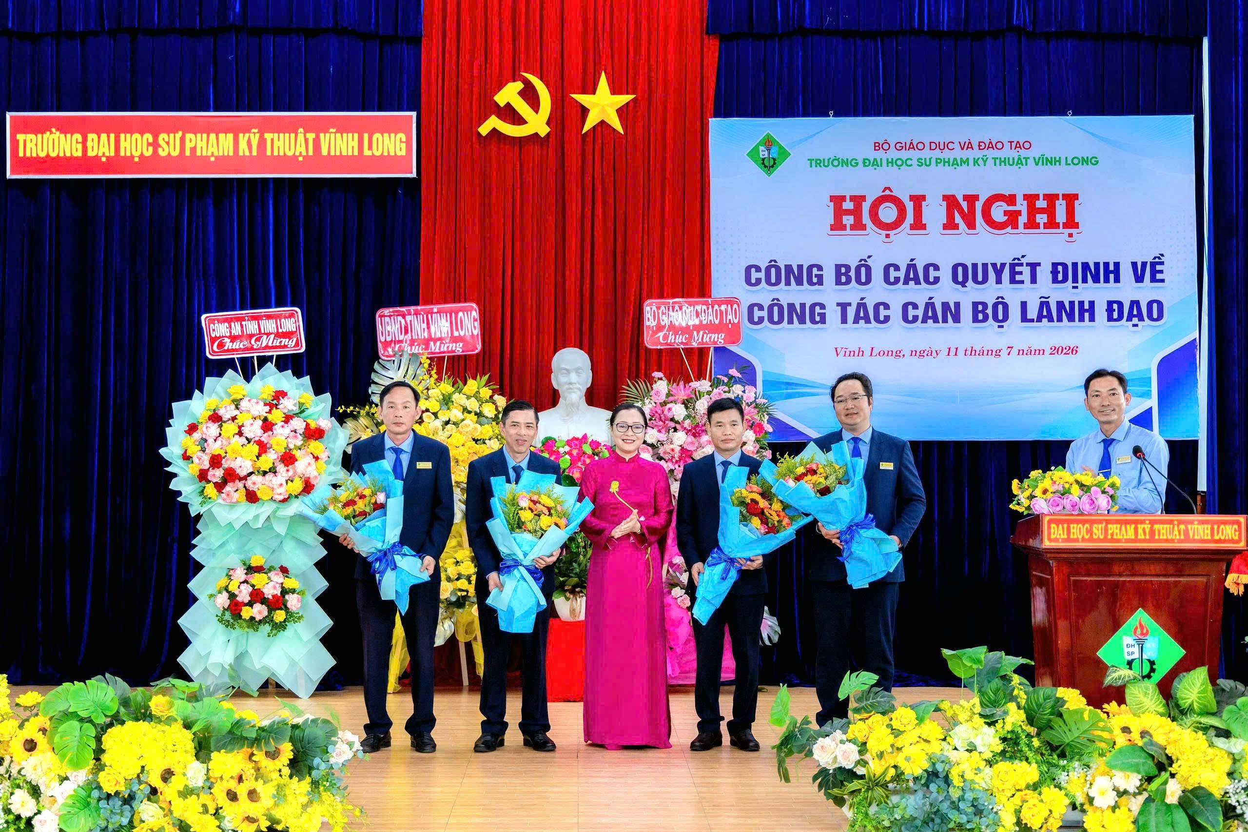 Thứ trưởng Nguyễn Thị Quyên Thanh tặng hoa chúc mừng Hiệu trưởng, các Phó Hiệu trưởng Trường ĐH SPKT Vĩnh Long.