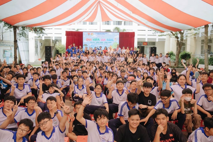 Đông đảo học sinh Trường THCS An Hòa 1 hào hứng tham gia lễ khai mạc hội trại hè với chủ đề ý nghĩa “Sống xanh – Sống chất”.