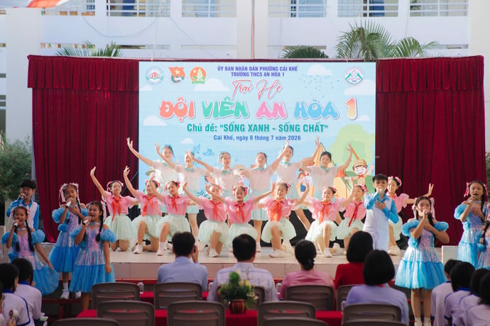 Văn nghệ chào mừng.
